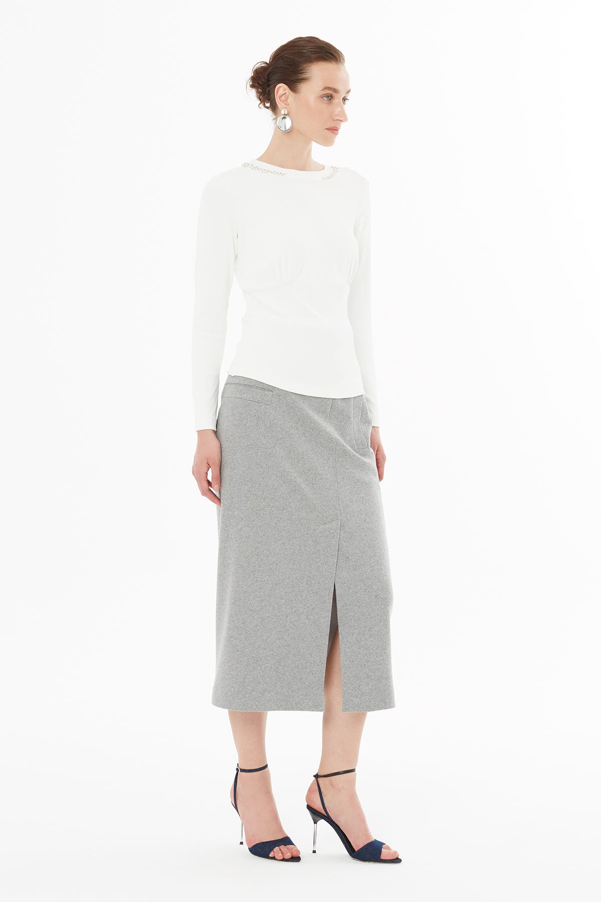 Yakası İşlemeli Büzgü Detaylı T-Shirt