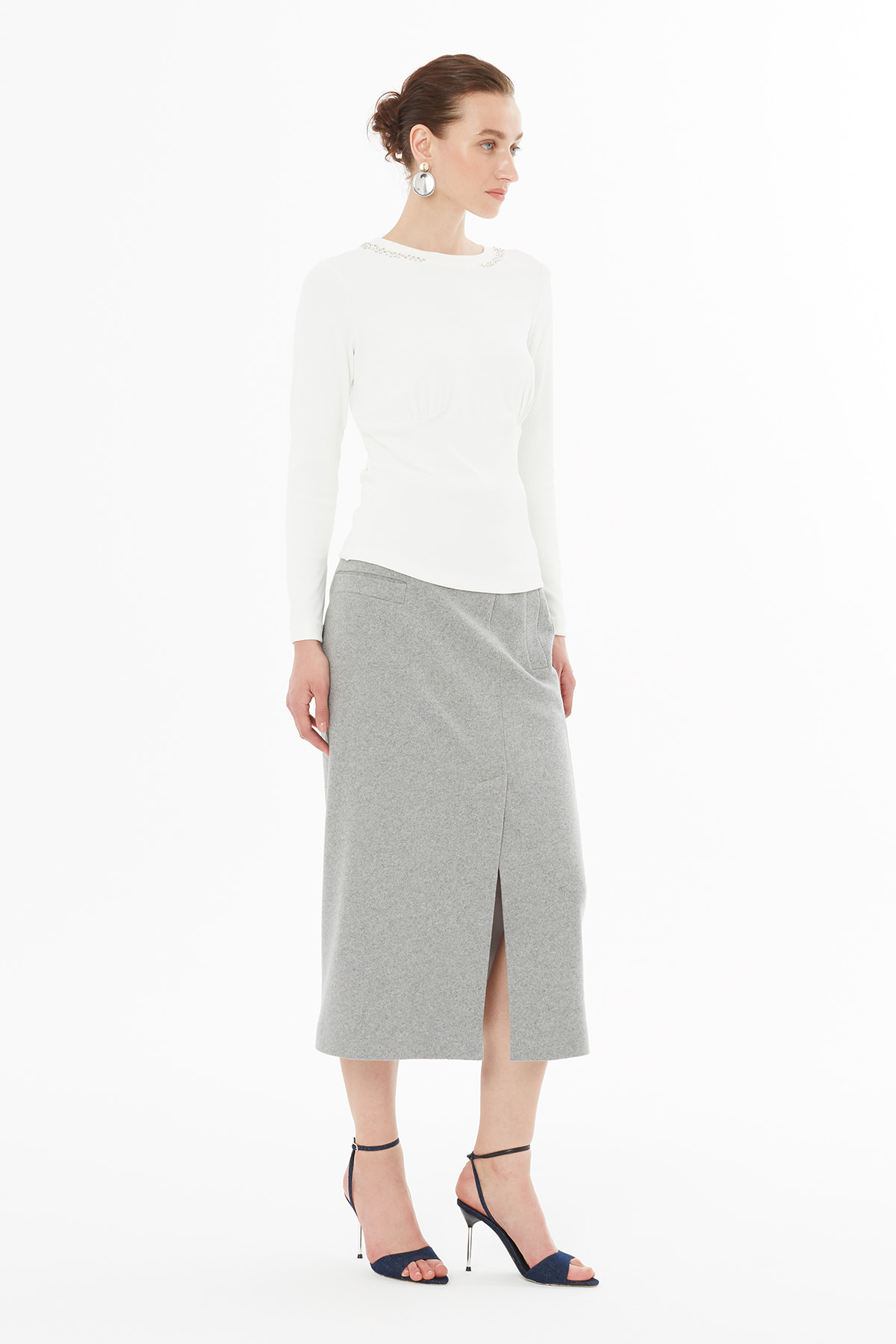 Yakası İşlemeli Büzgü Detaylı T-Shirt