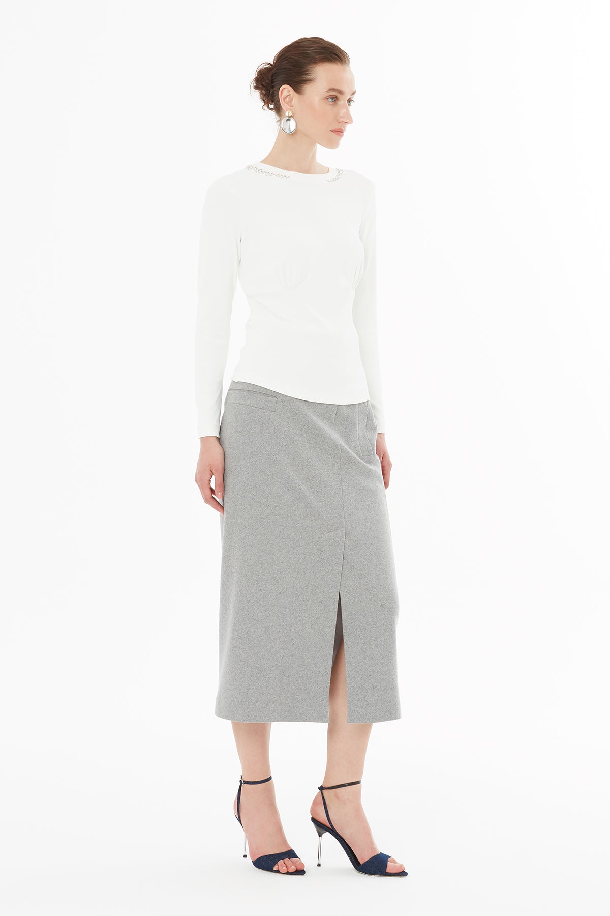 Yakası İşlemeli Büzgü Detaylı T-Shirt