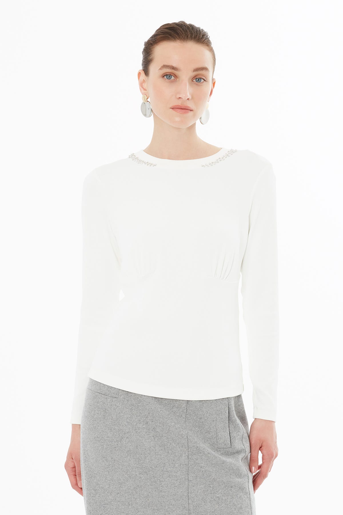 Yakası İşlemeli Büzgü Detaylı T-Shirt