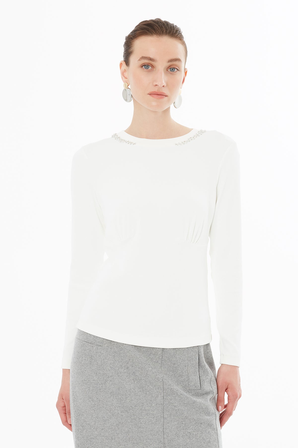 Yakası İşlemeli Büzgü Detaylı T-Shirt