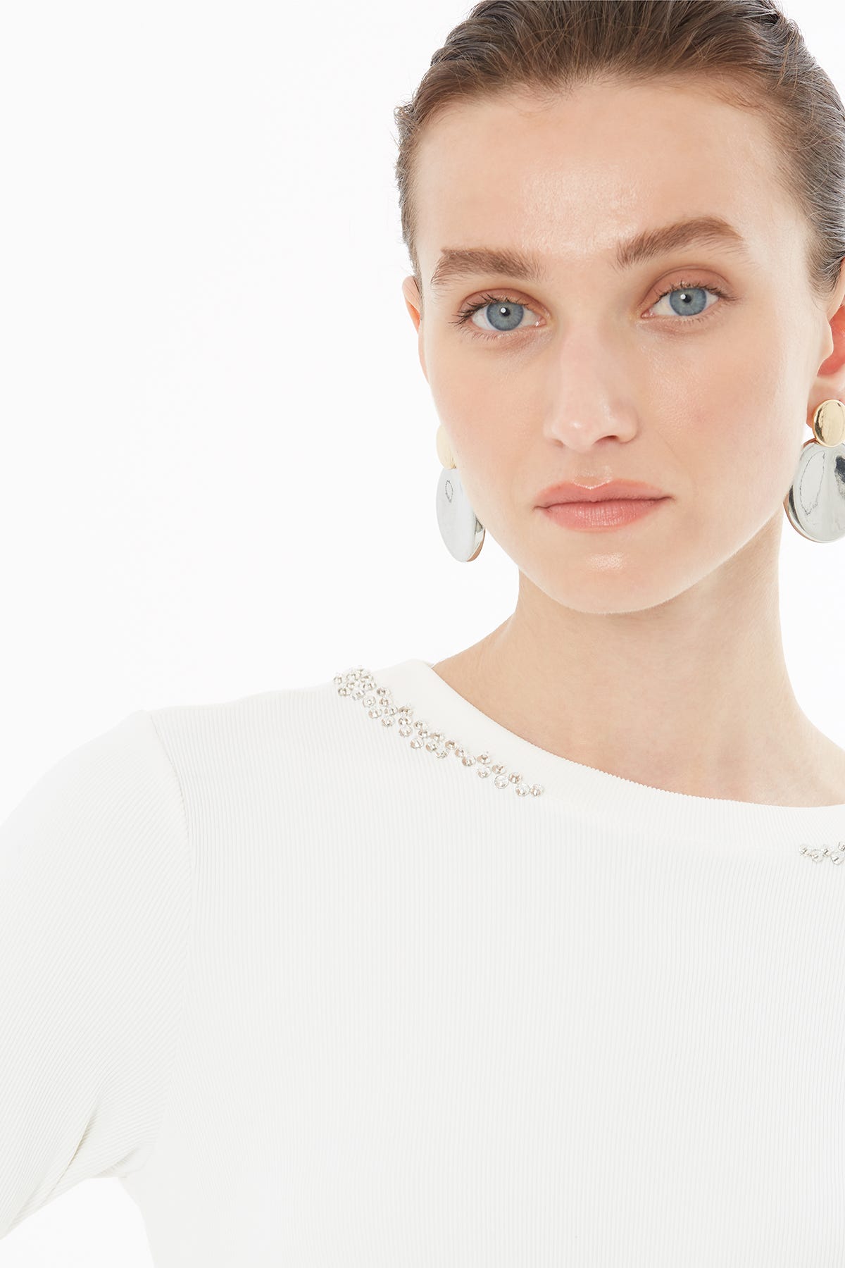 Yakası İşlemeli Büzgü Detaylı T-Shirt