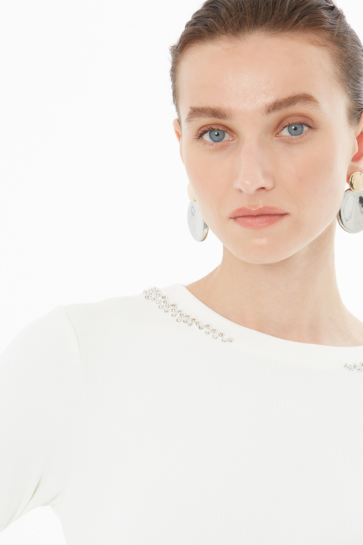 Yakası İşlemeli Büzgü Detaylı T-Shirt