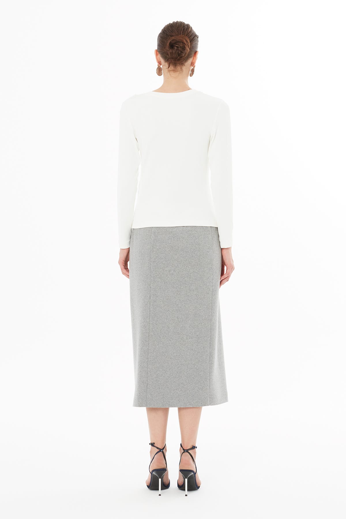 Yakası İşlemeli Büzgü Detaylı T-Shirt