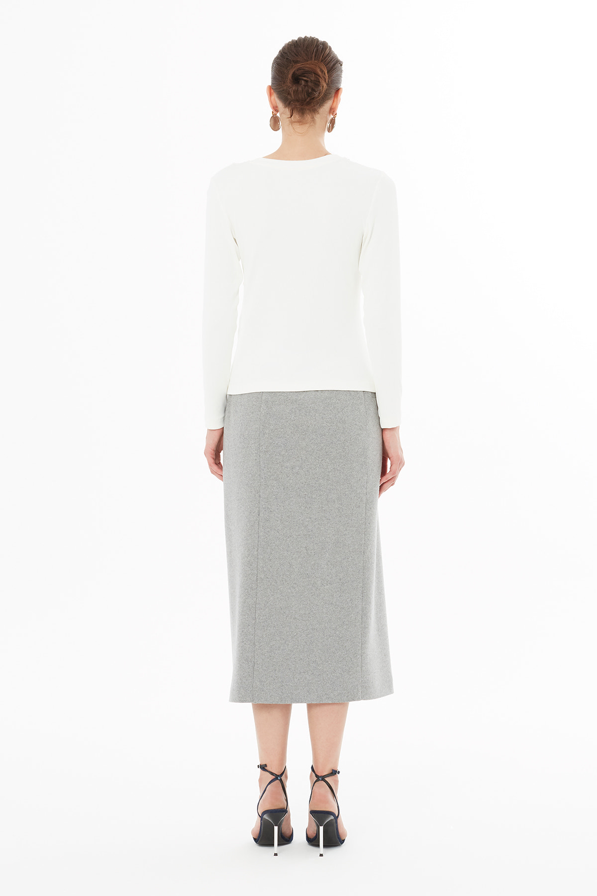 Yakası İşlemeli Büzgü Detaylı T-Shirt