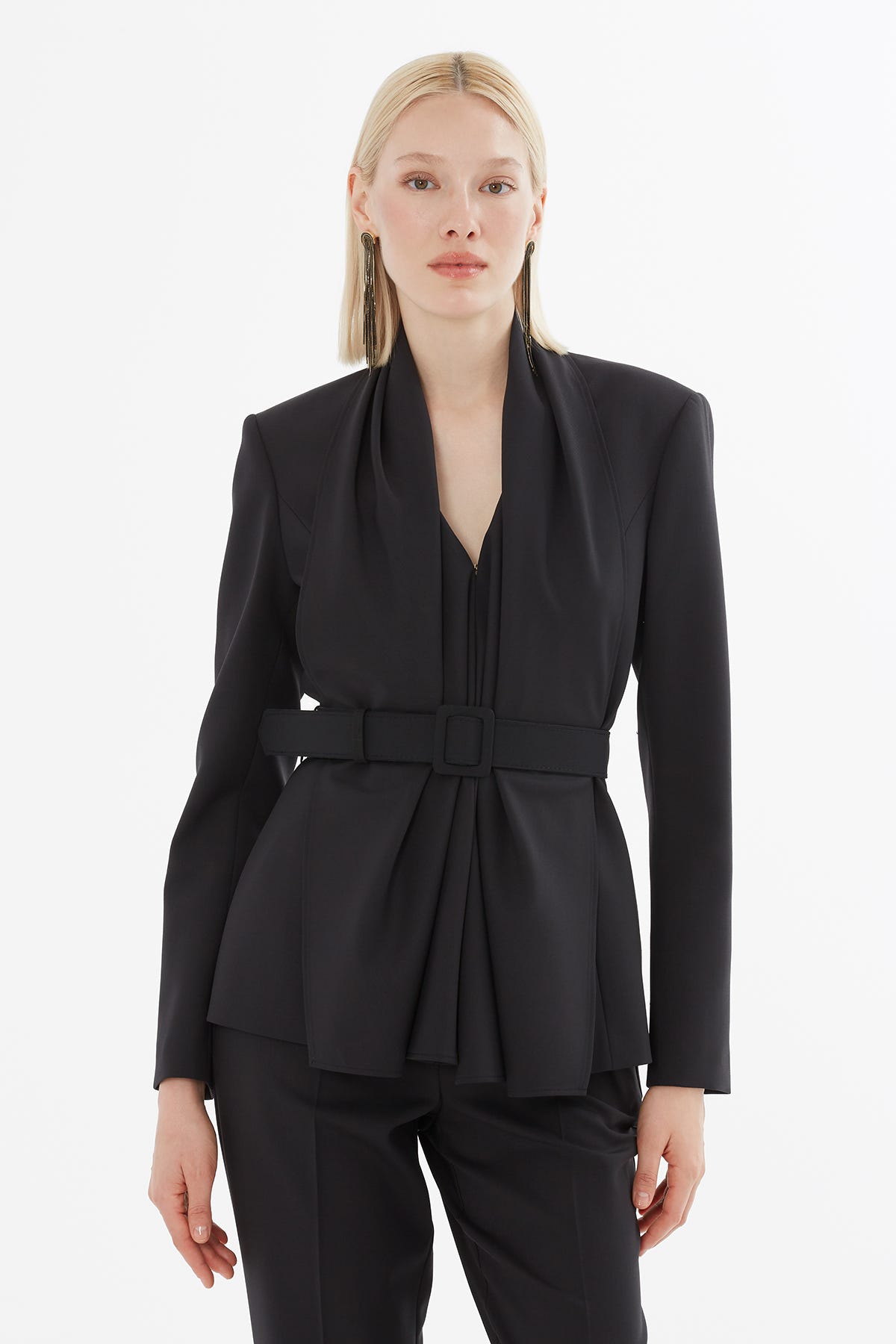 Şal Yakalı Kemerli Ceket Ve Pantolonlu Takım