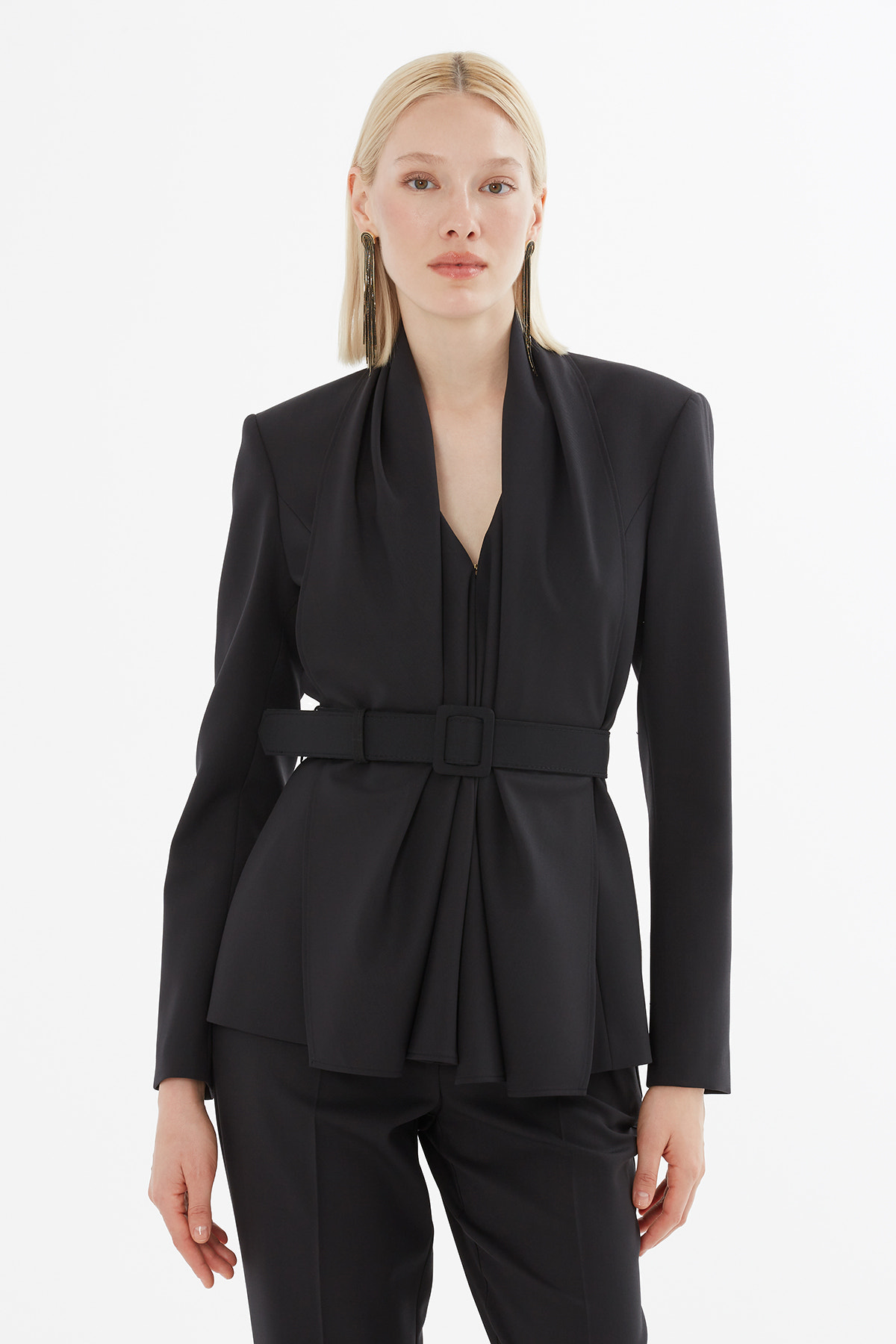 Şal Yakalı Kemerli Ceket Ve Pantolonlu Takım