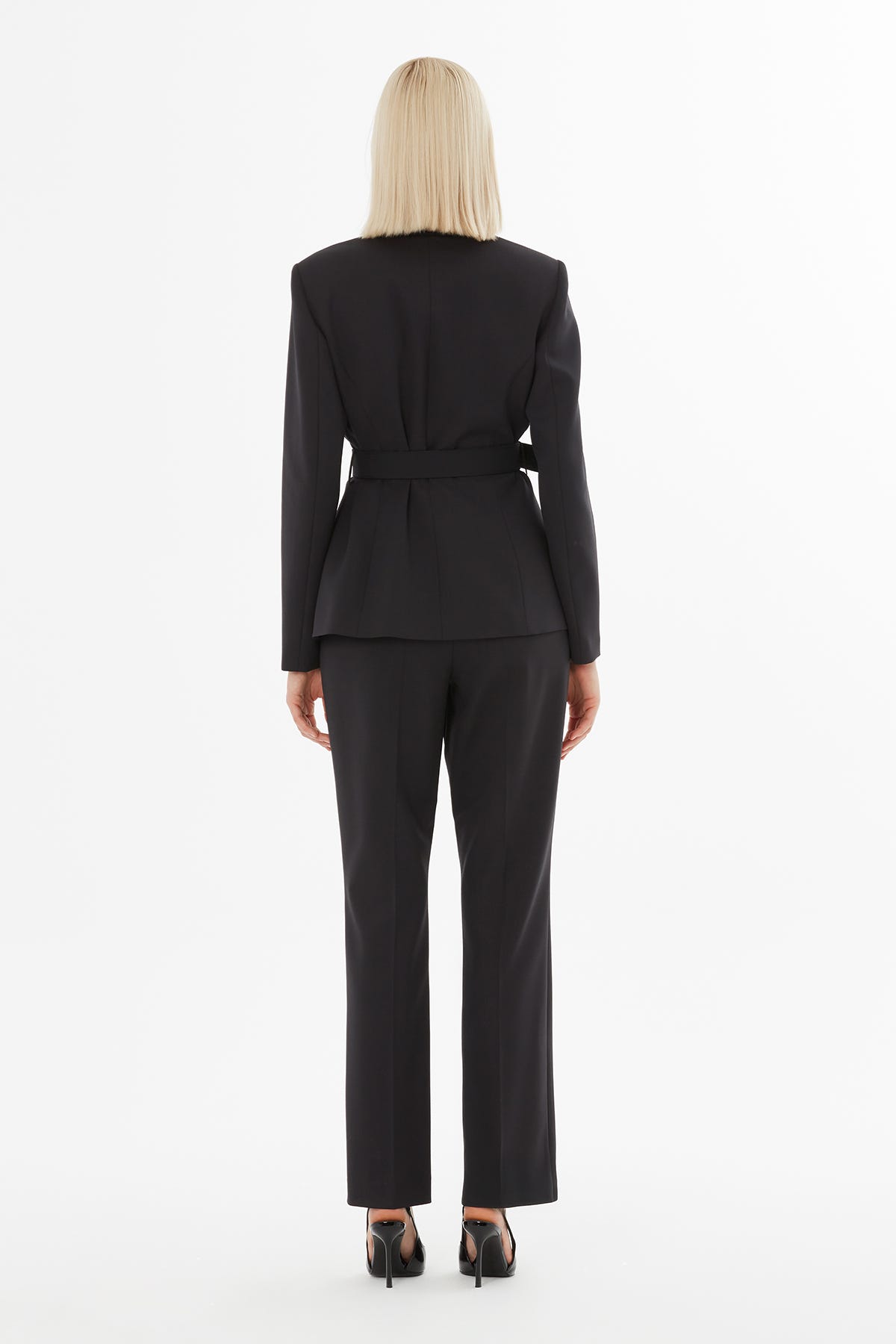 Şal Yakalı Kemerli Ceket Ve Pantolonlu Takım