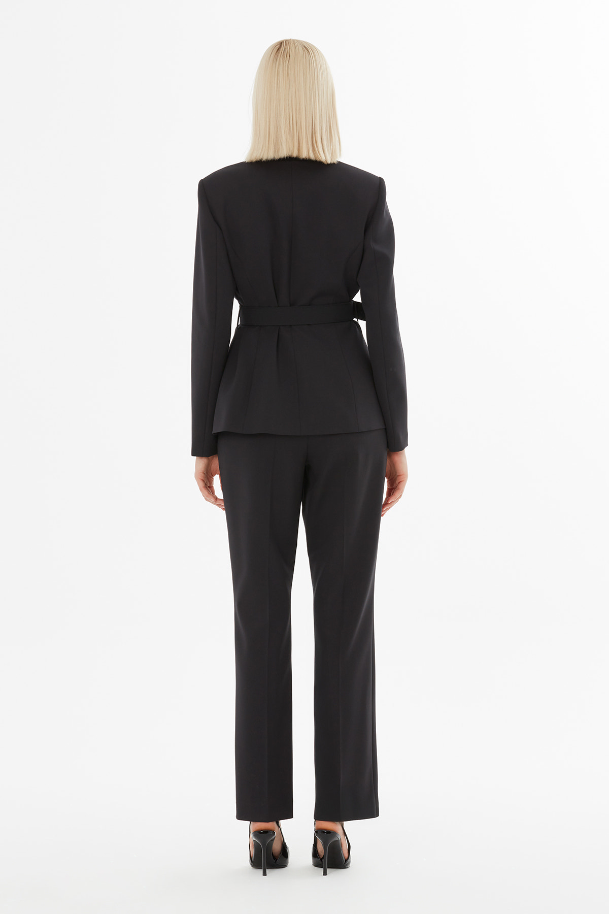 Şal Yakalı Kemerli Ceket Ve Pantolonlu Takım