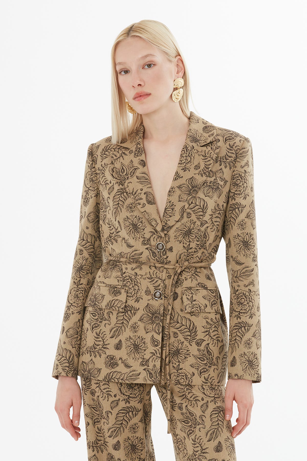 Bağlamalı Desenli Ceket Ve Pileli Pantolonlu Takım