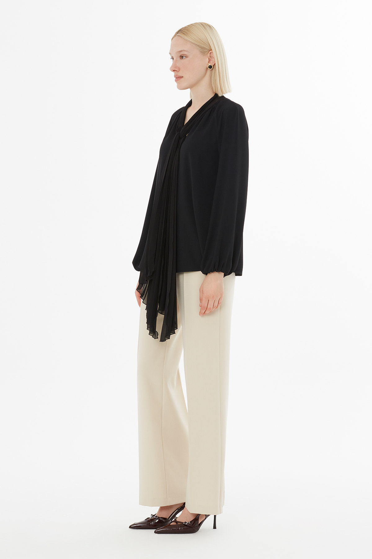 Yakadan Plise Detaylı Bluz