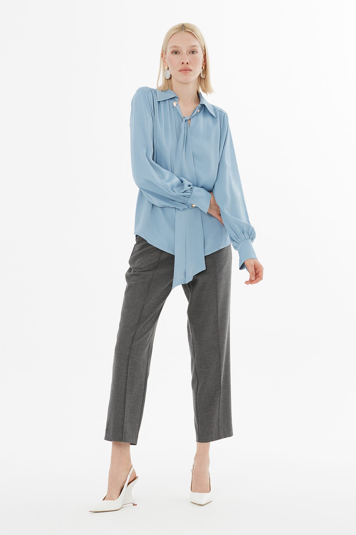 Fular Detaylı V Yaka Gömlek