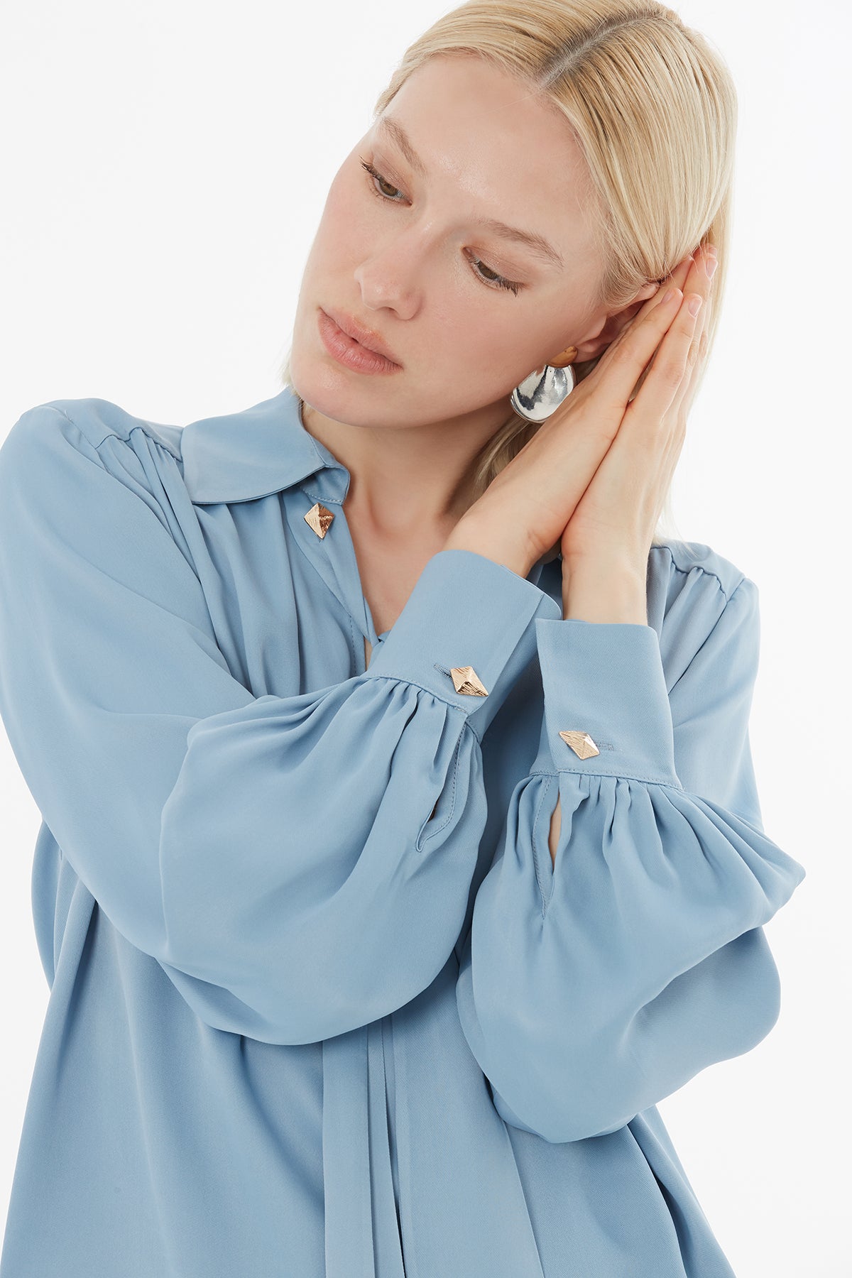 Fular Detaylı V Yaka Gömlek