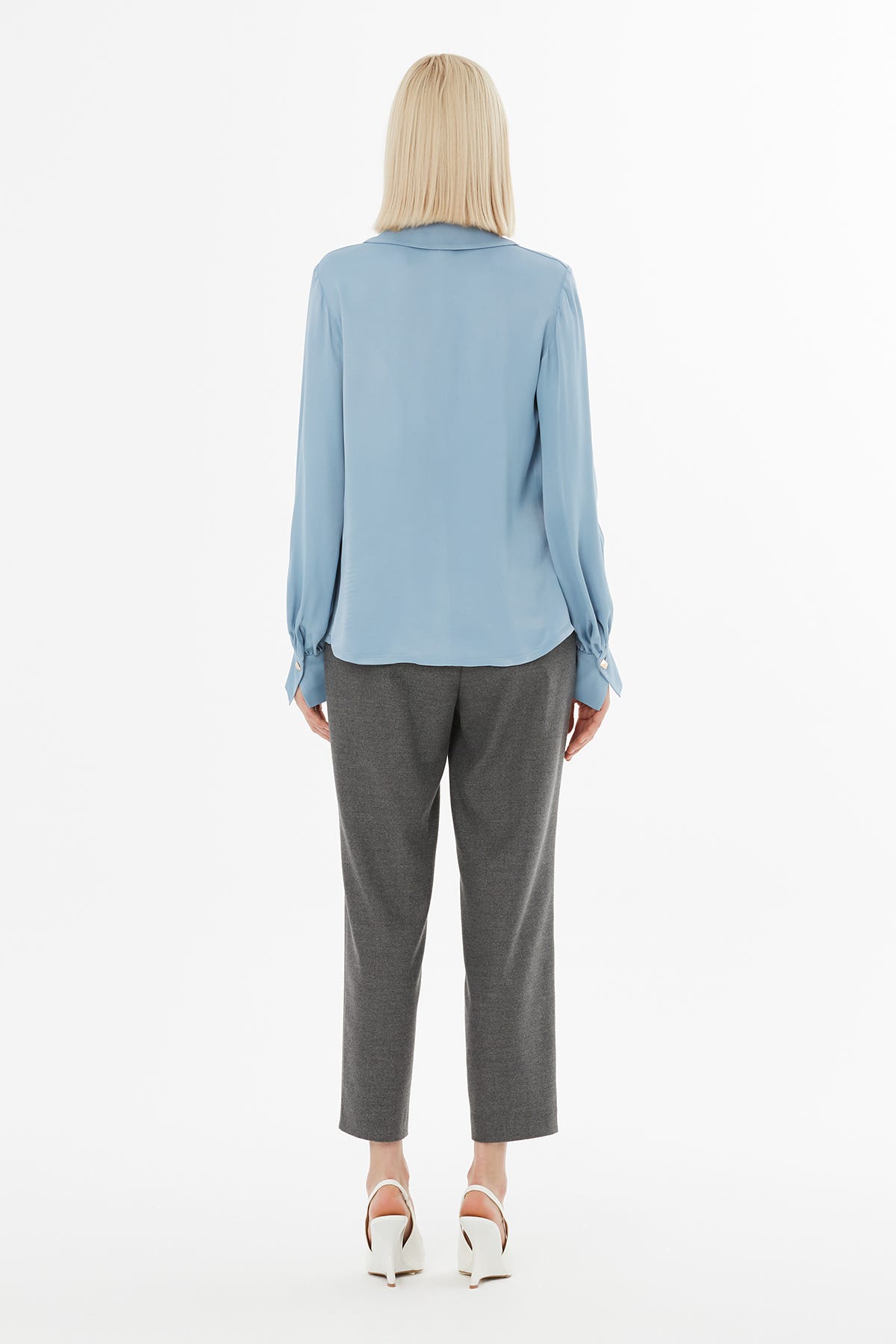 Fular Detaylı V Yaka Gömlek