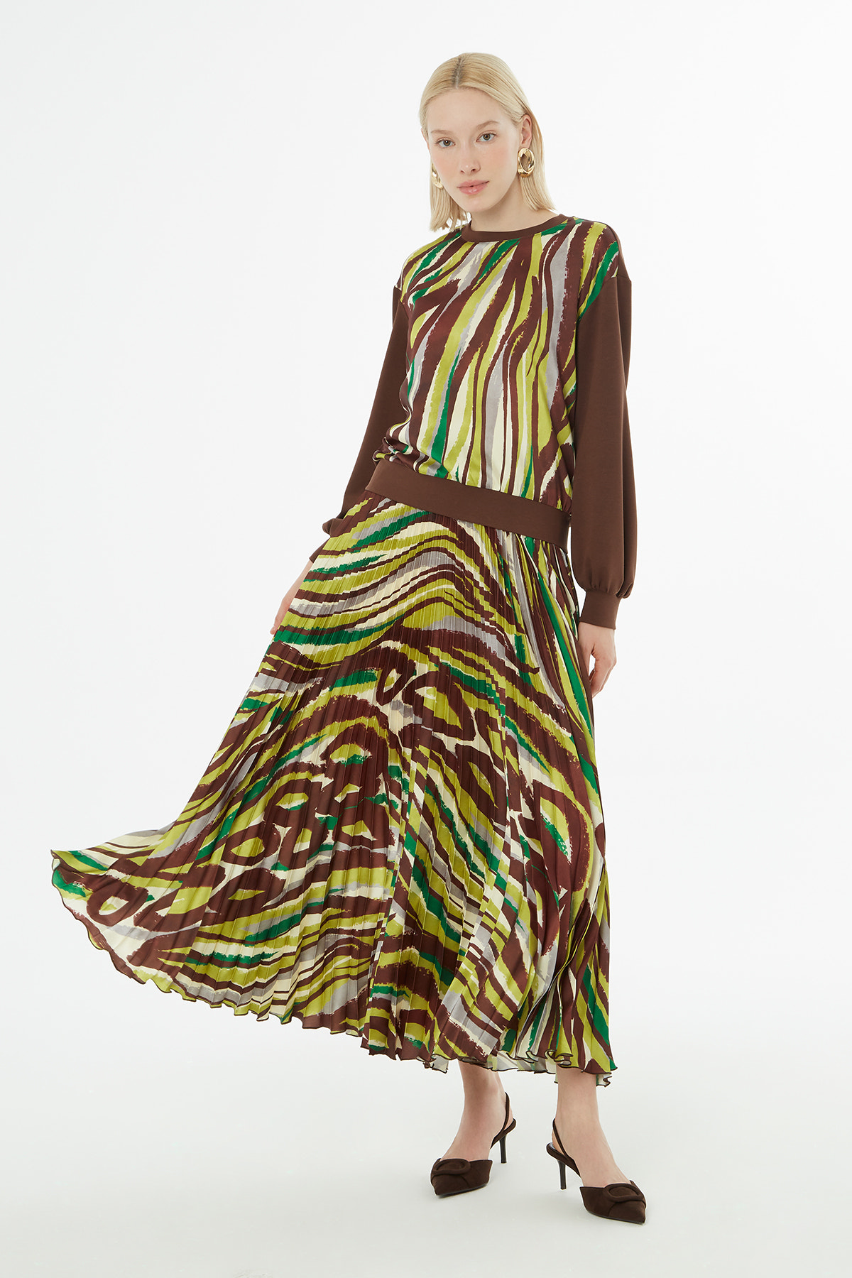 Bisiklet Yakalı Bluz Ve Piliseli Etekli Takım