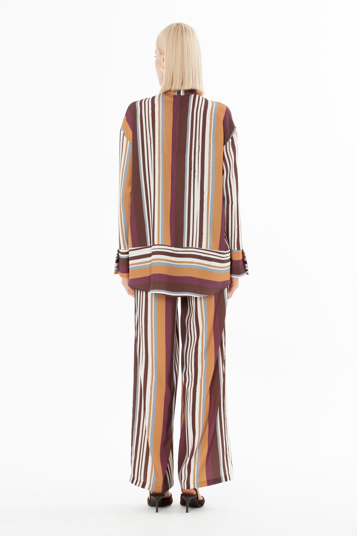 Fularlı Gömlek Ve Pantolonlu Takım