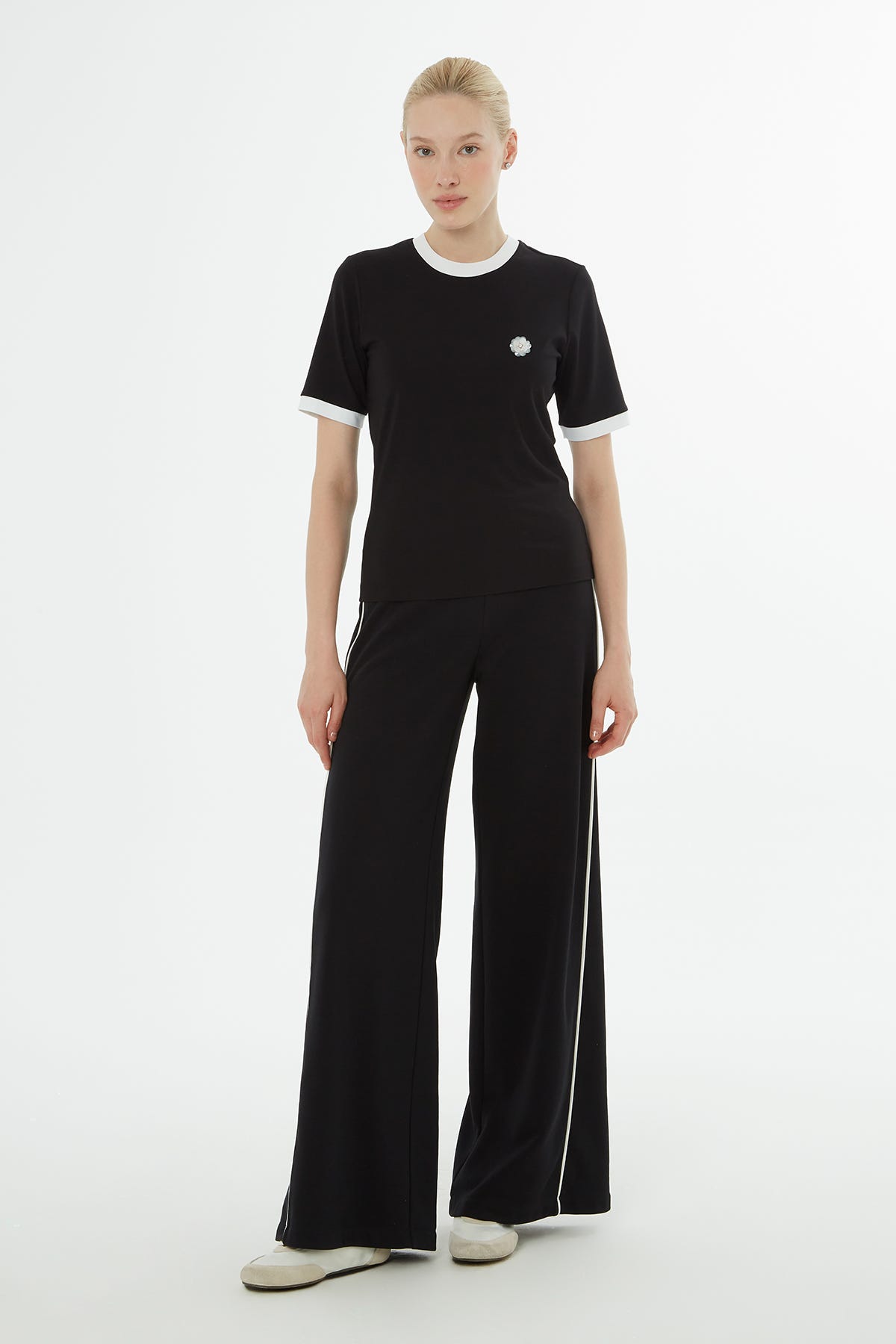 Broşlu Yaka Ve Kol Bantları Garnili T-Shirt