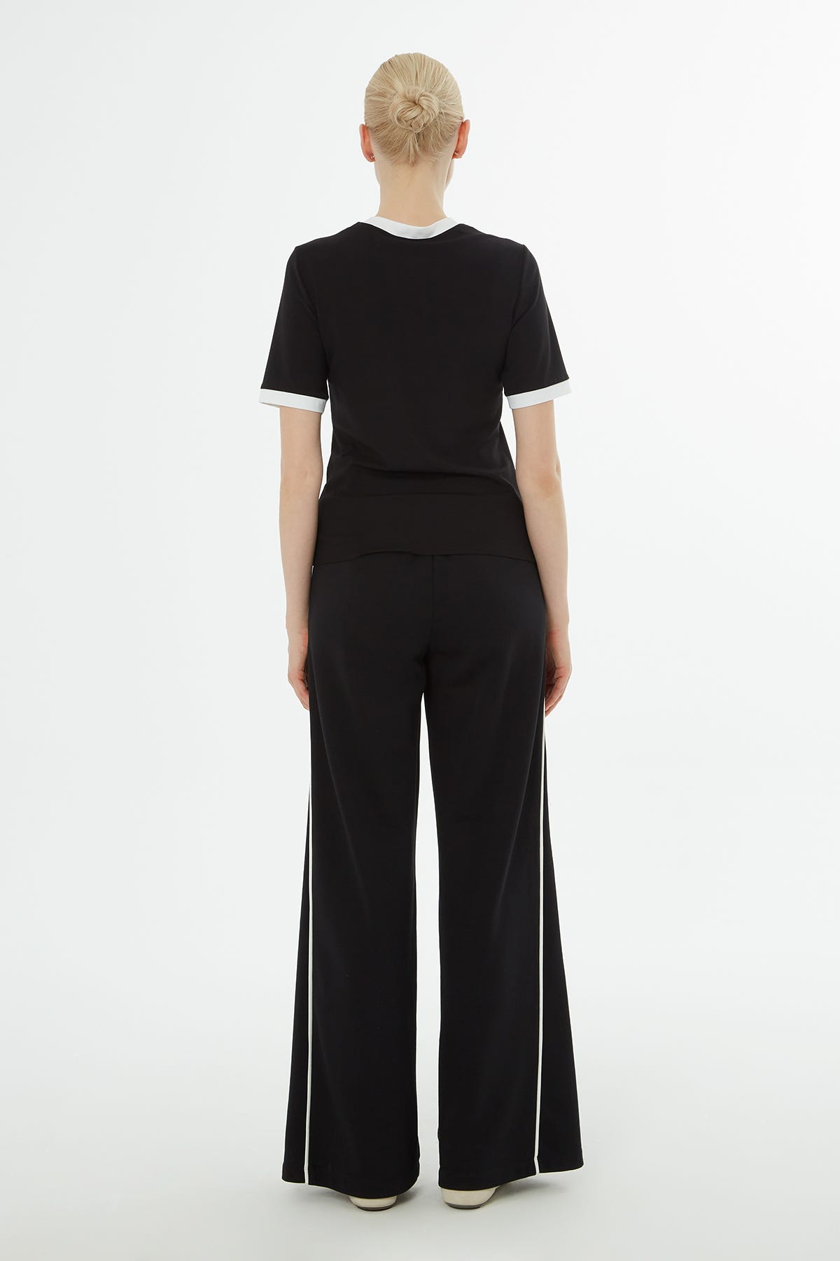 Broşlu Yaka Ve Kol Bantları Garnili T-Shirt