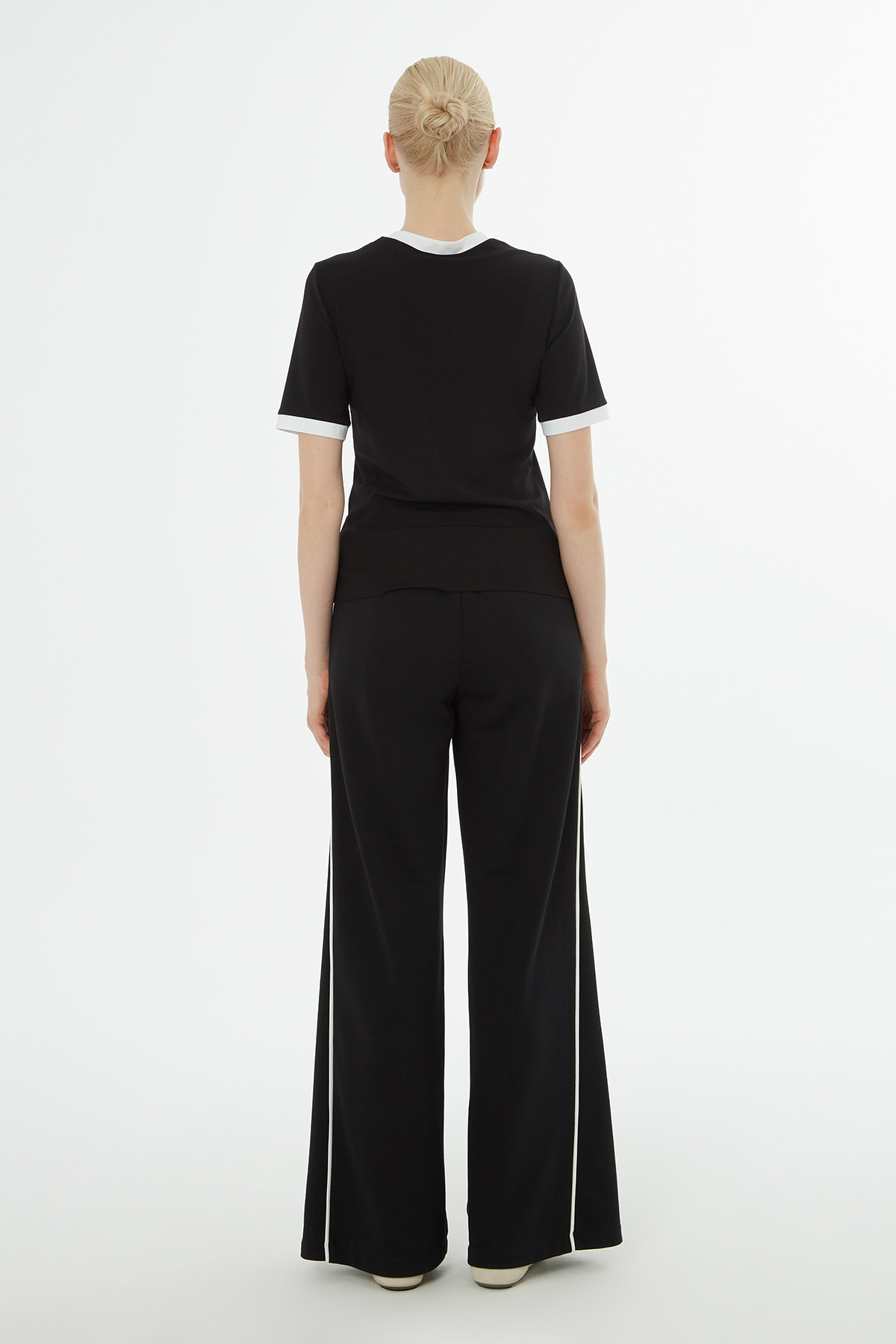 Broşlu Yaka Ve Kol Bantları Garnili T-Shirt