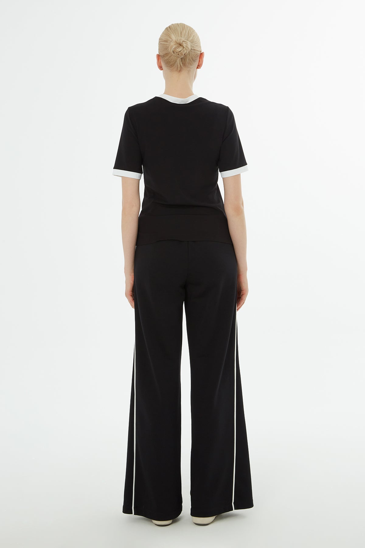 Broşlu Yaka Ve Kol Bantları Garnili T-Shirt