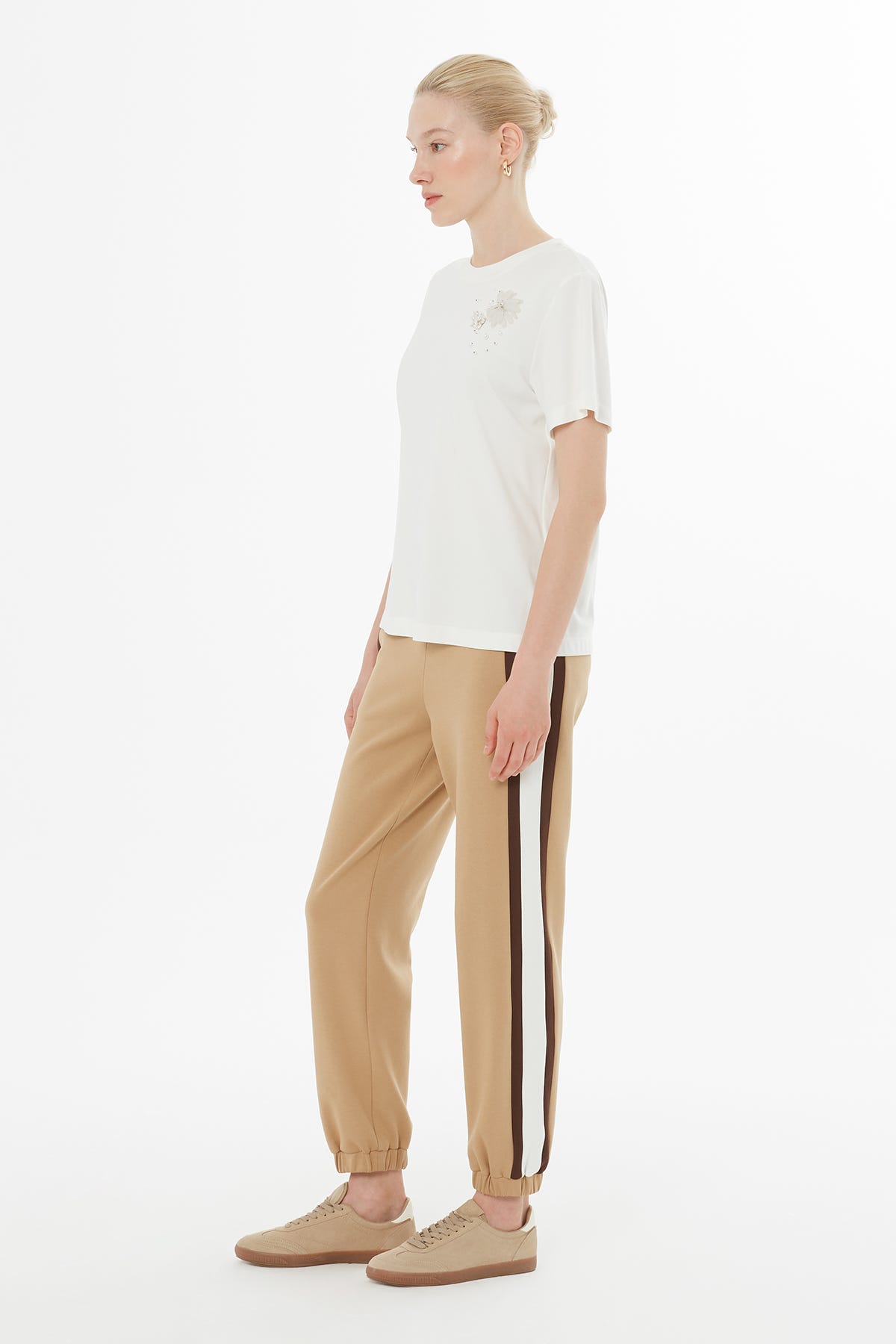 Serpme Ve Broş Detaylı T-Shirt