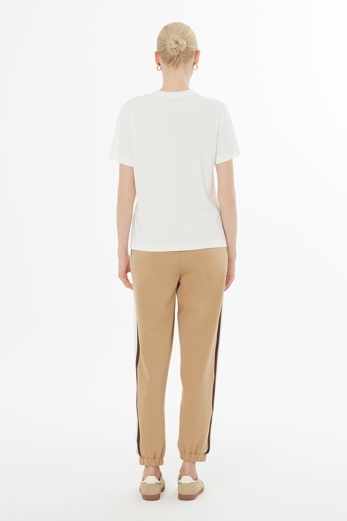 Serpme Ve Broş Detaylı T-Shirt