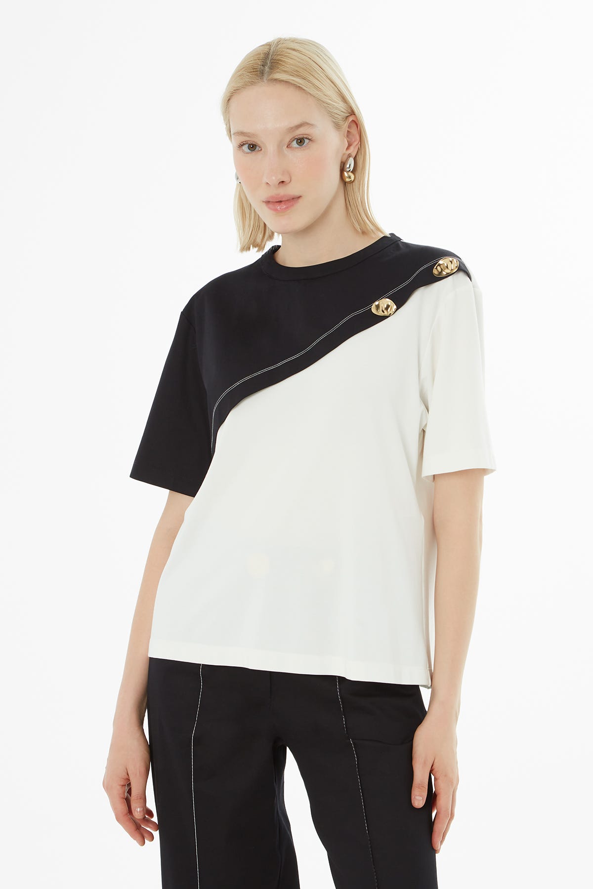 Kontrast Dikişli Asimetrik Düğmeli T-Shirt