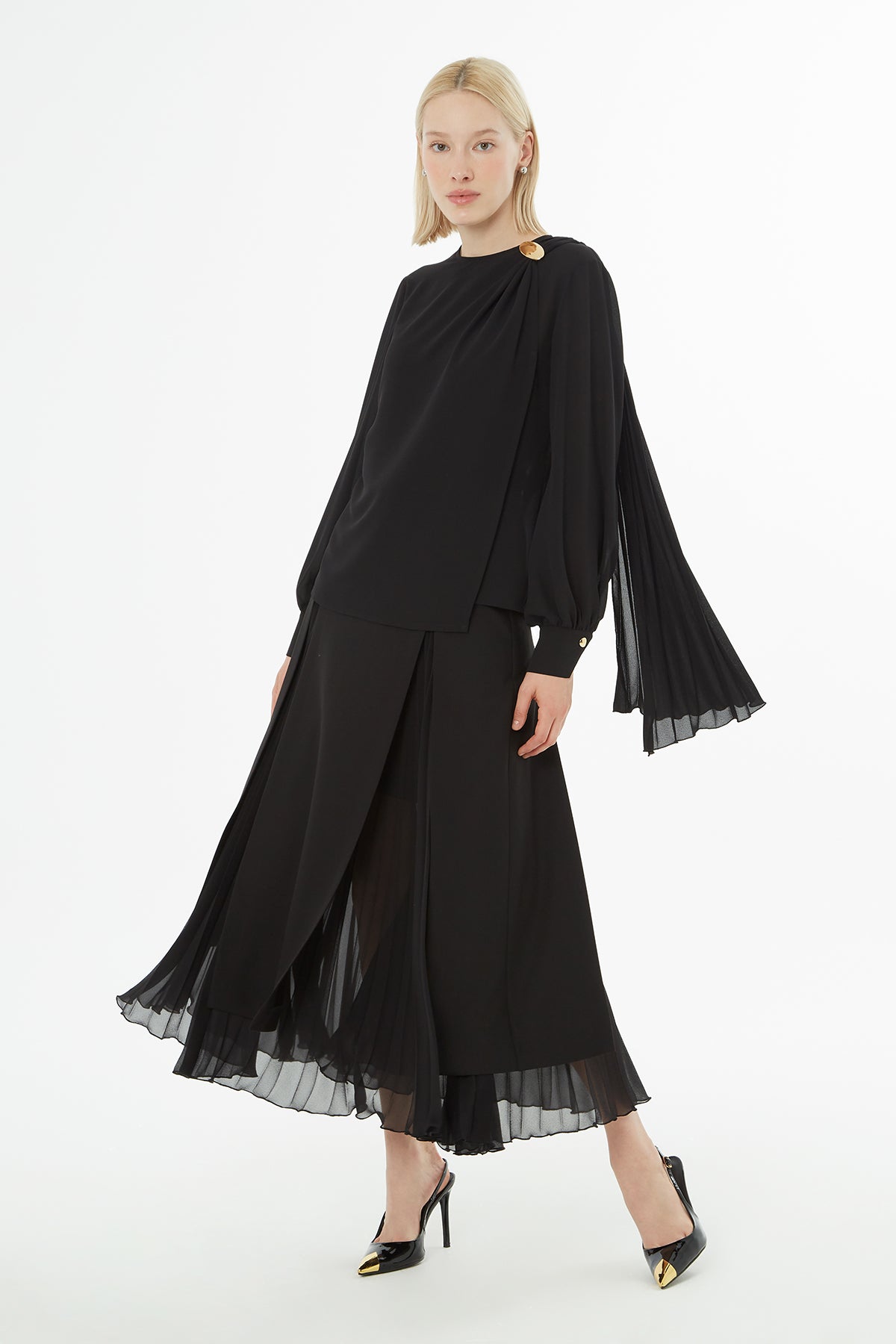 Omuzda Broş Detaylı Piliseli Bluz