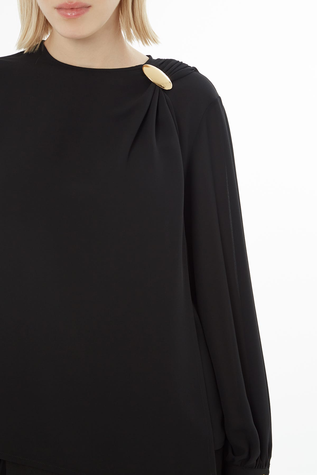 Omuzda Broş Detaylı Piliseli Bluz