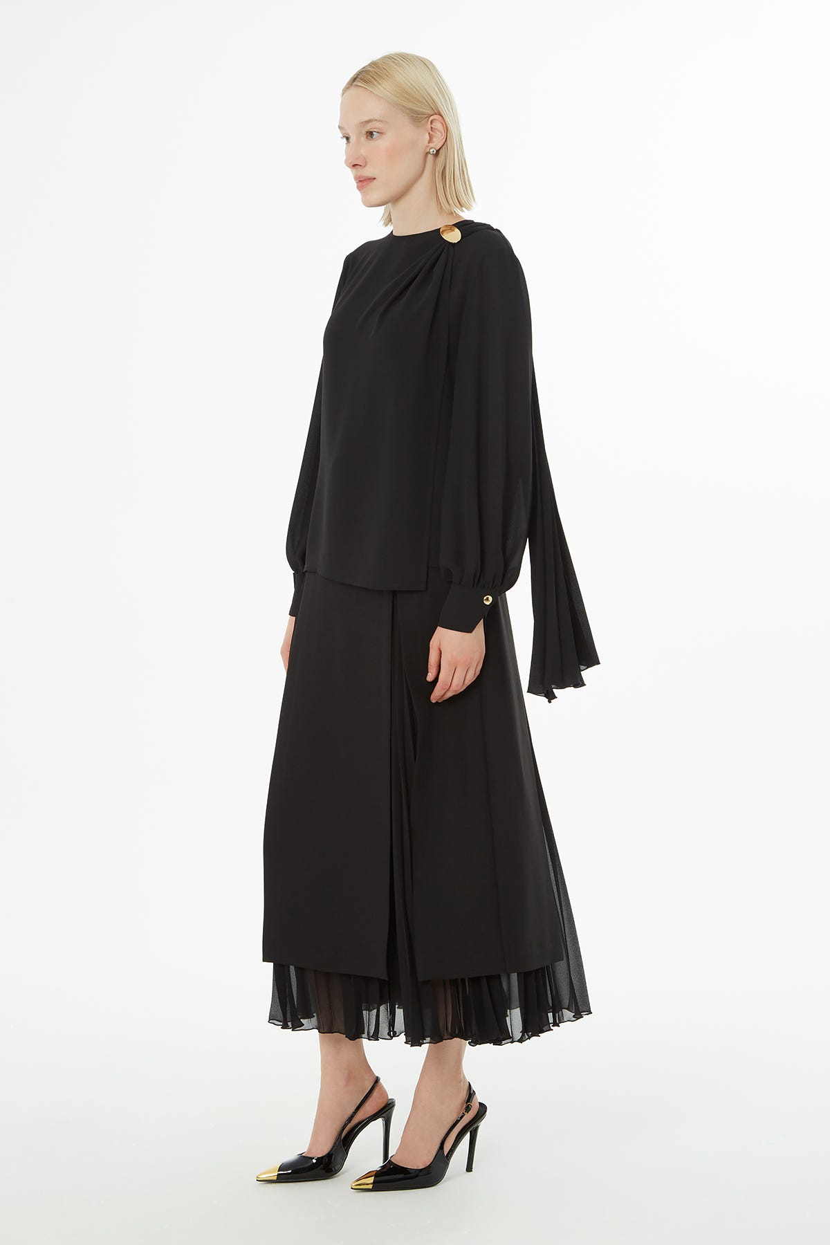 Omuzda Broş Detaylı Piliseli Bluz