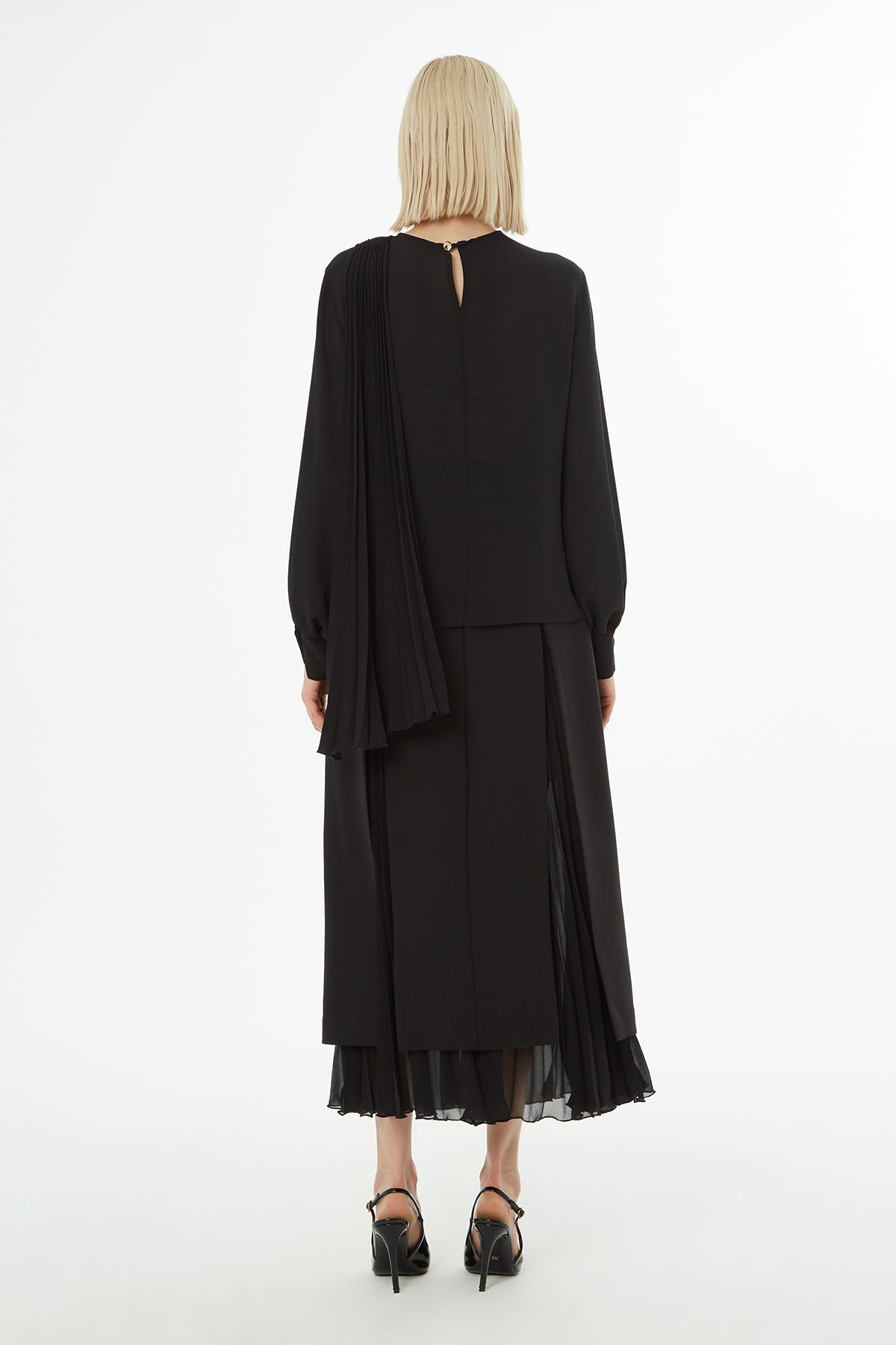 Omuzda Broş Detaylı Piliseli Bluz