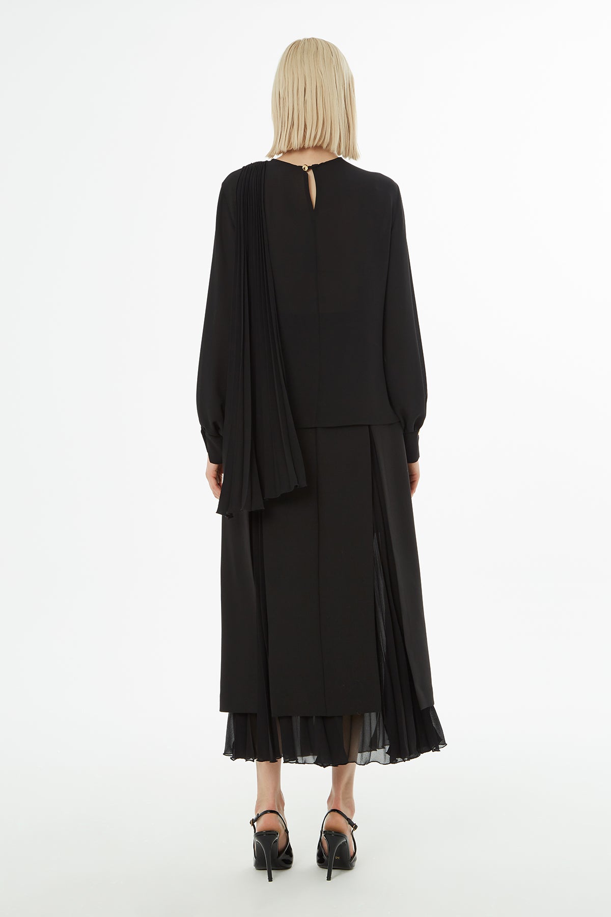 Omuzda Broş Detaylı Piliseli Bluz