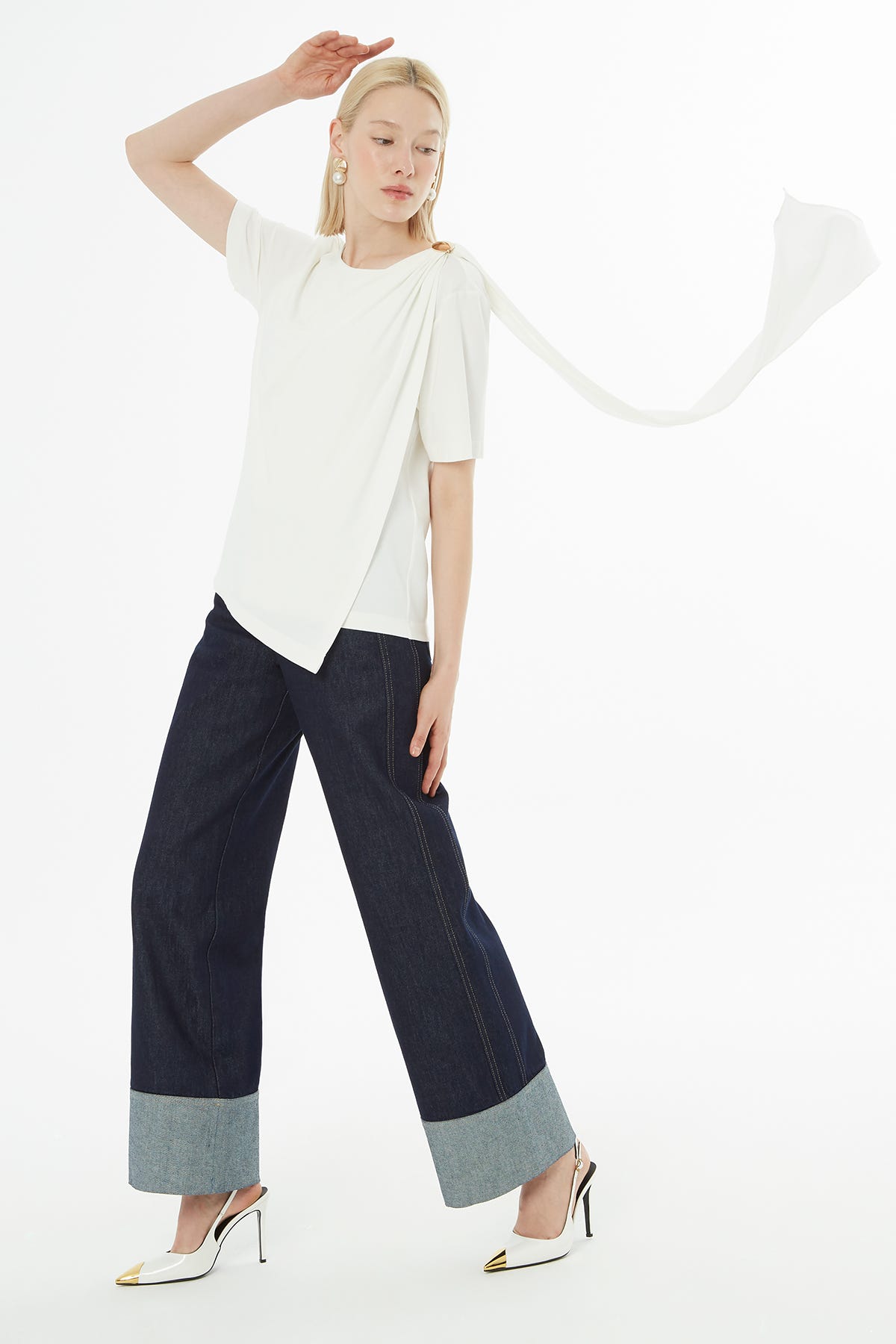 Omuzda Aksesuar Detaylı Fularlı Bluz