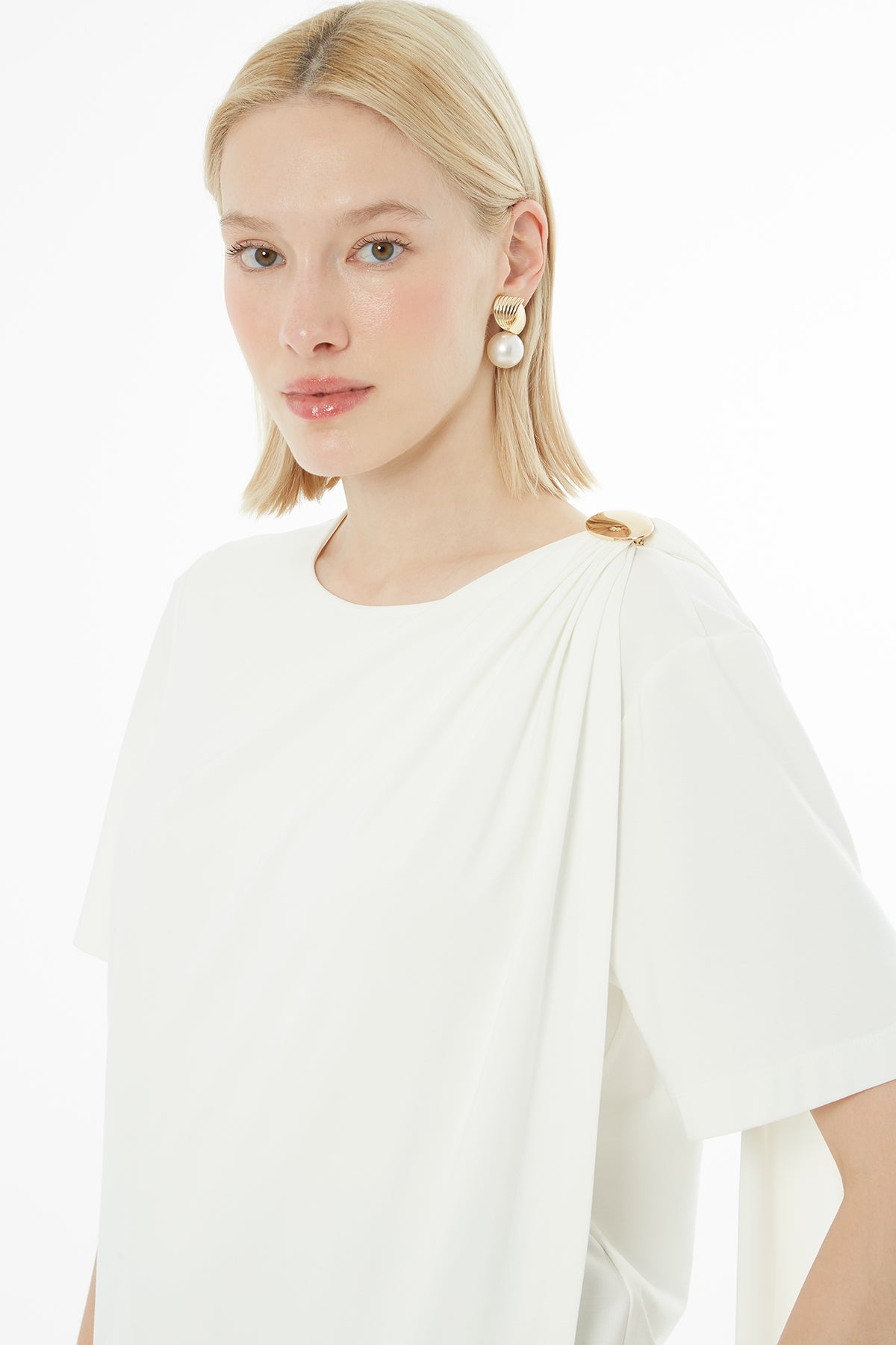 Omuzda Aksesuar Detaylı Fularlı Bluz