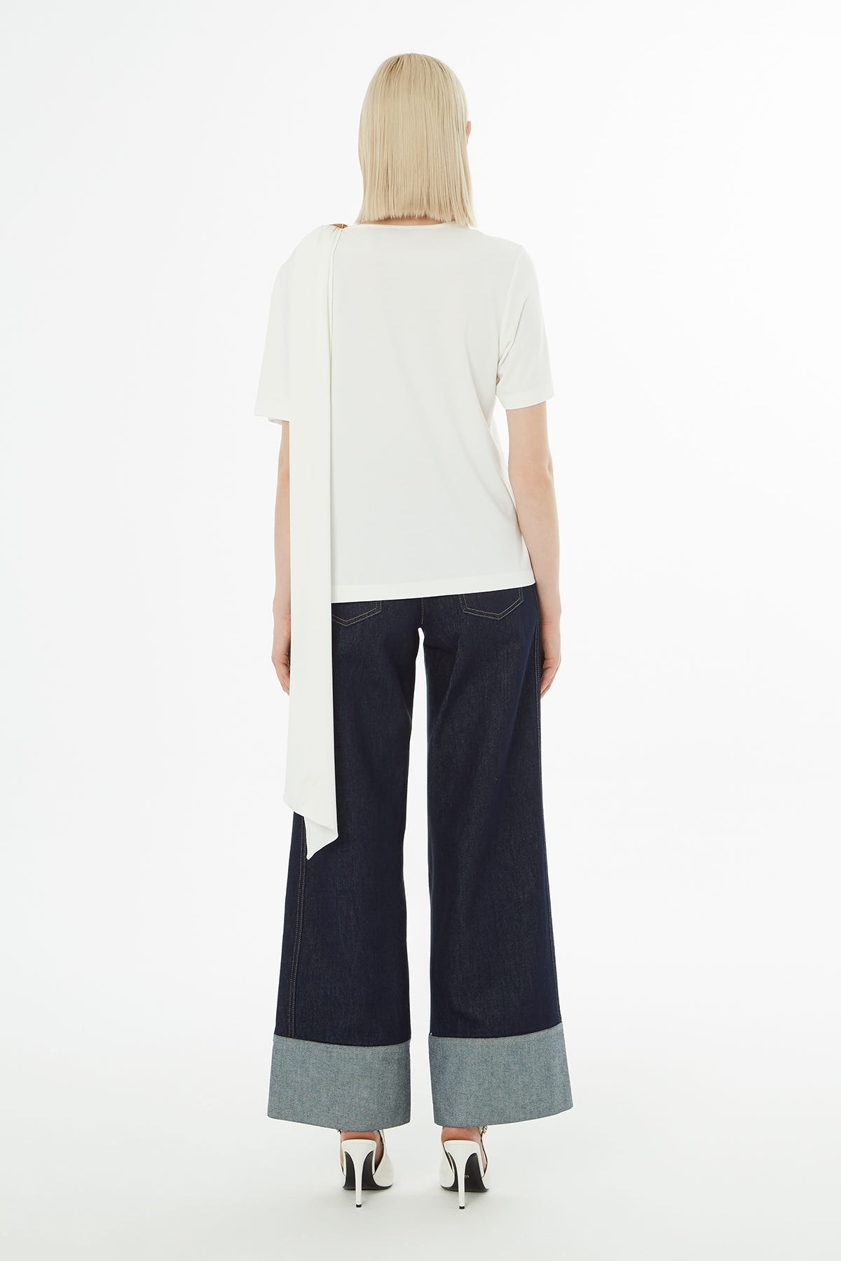 Omuzda Aksesuar Detaylı Fularlı Bluz