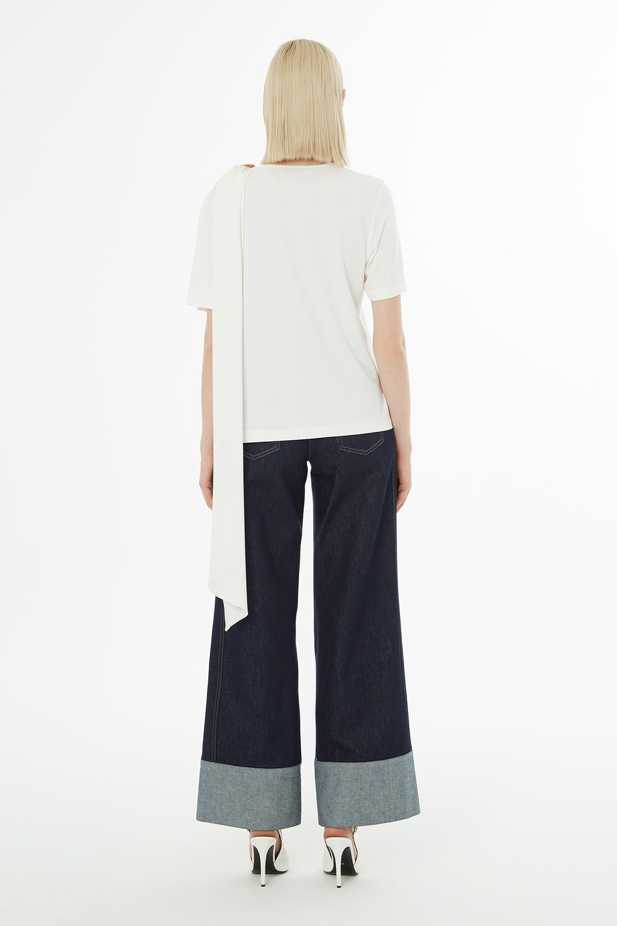 Omuzda Aksesuar Detaylı Fularlı Bluz