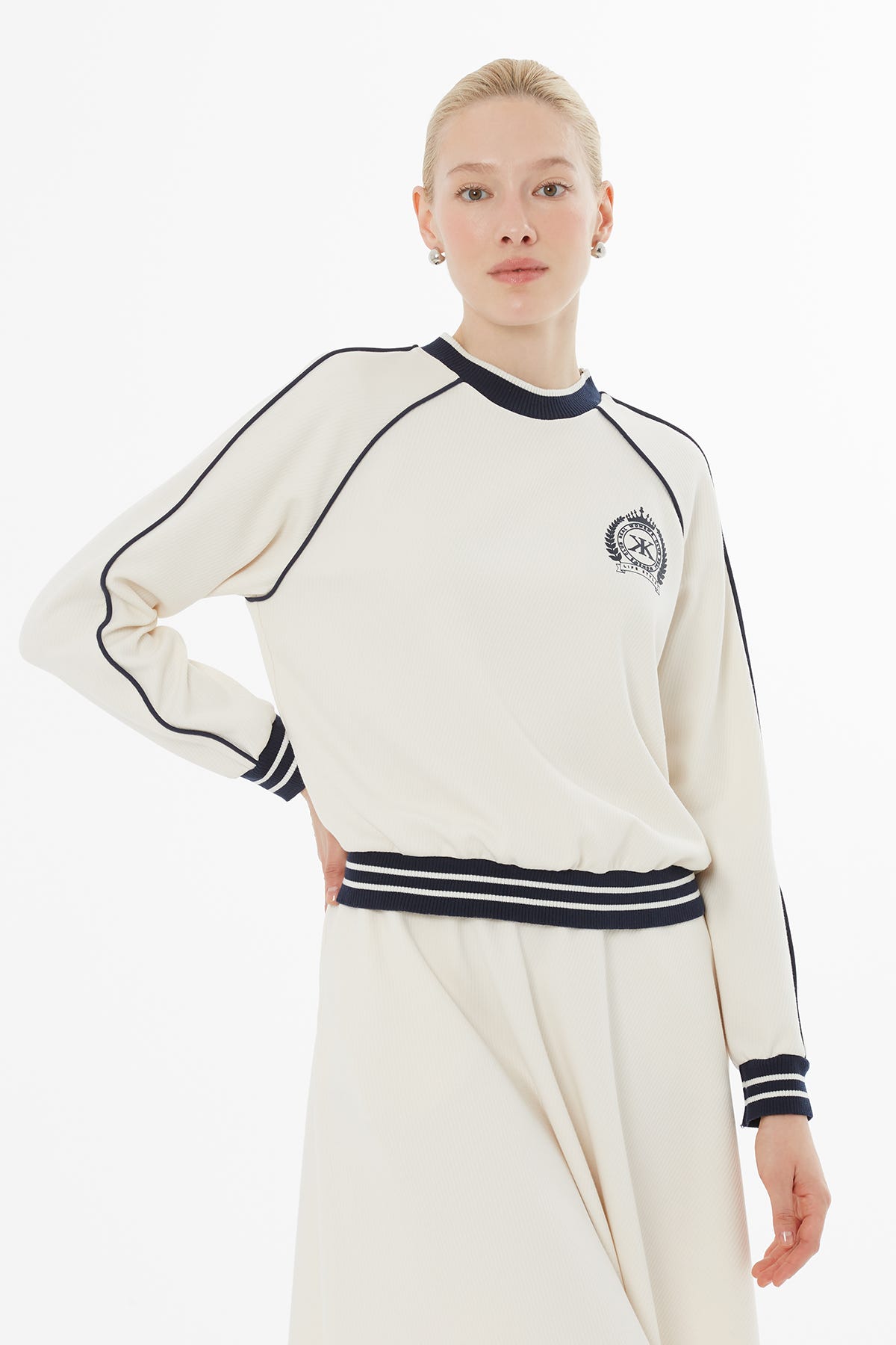 Trikolu Logolu Etekli Takım