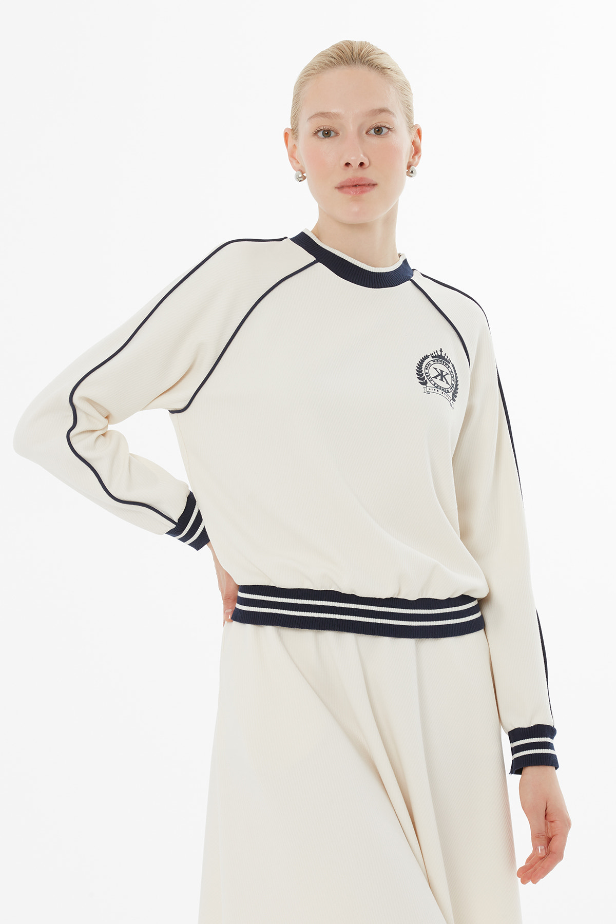 Trikolu Logolu Etekli Takım