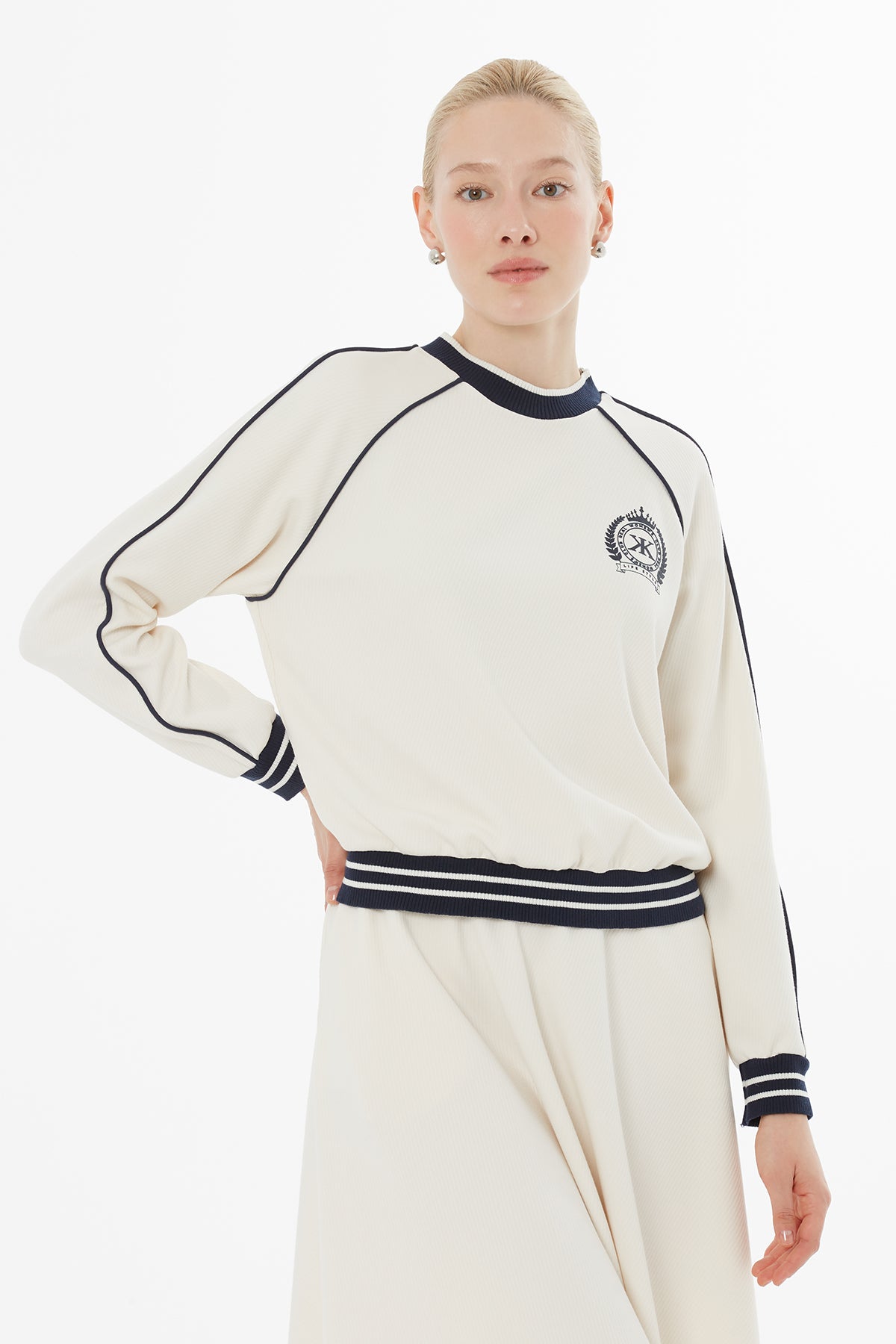 Trikolu Logolu Etekli Takım