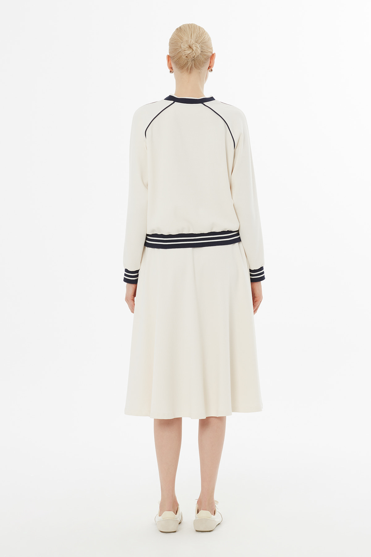 Trikolu Logolu Etekli Takım