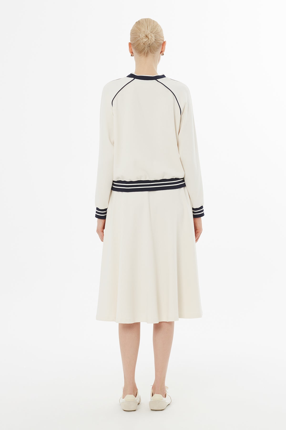 Trikolu Logolu Etekli Takım