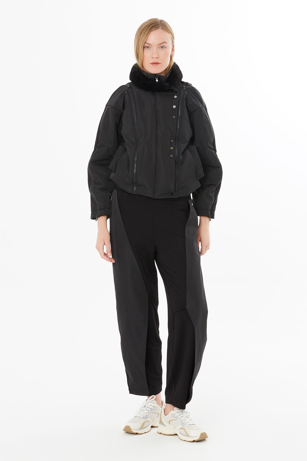 Dik Yakalı Kol Yanları Fermuar Detaylı Mont