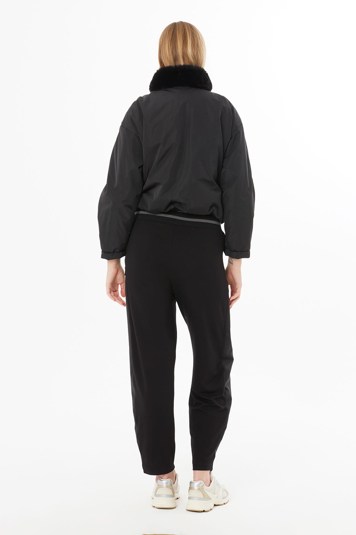 Dik Yakalı Kol Yanları Fermuar Detaylı Mont