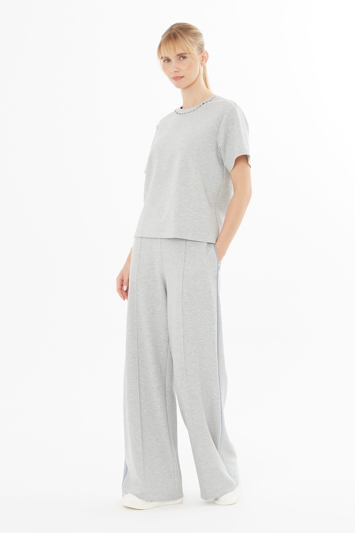 Kısa Kollu İçi Elyaflı Zincir Detaylı Boncuk İşleme T-Shirt