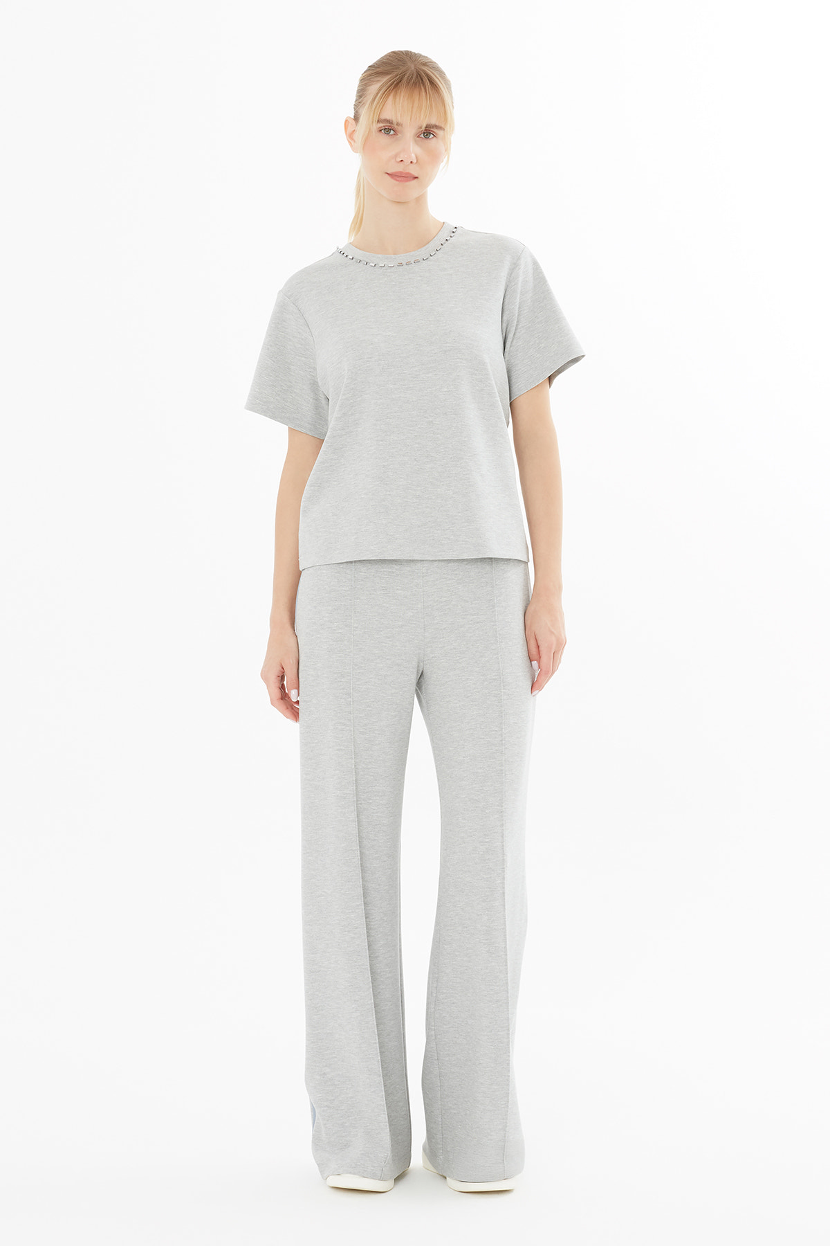 Kısa Kollu İçi Elyaflı Zincir Detaylı Boncuk İşleme T-Shirt