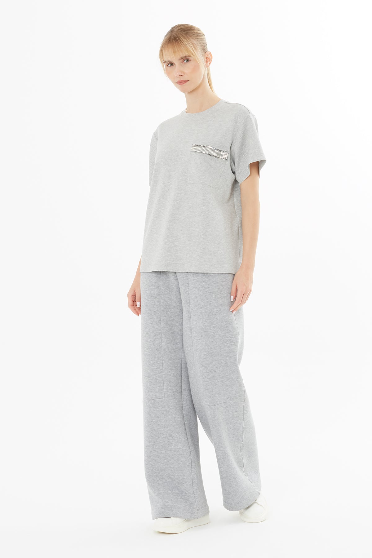 Kısa Kollu Cep Üzeri Boncuk İşlemeli Bluz