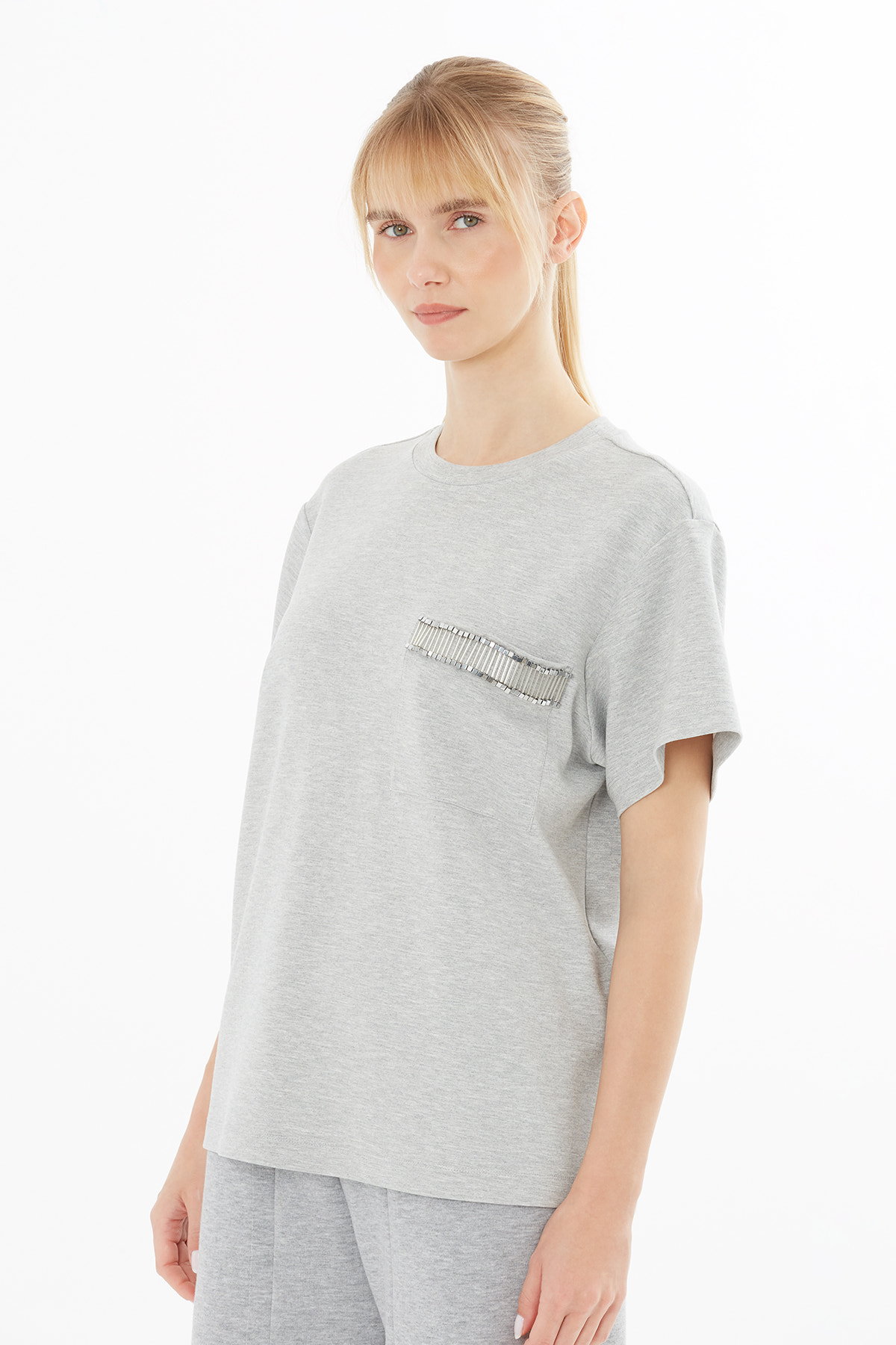 Kısa Kollu Cep Üzeri Boncuk İşlemeli T-Shirt