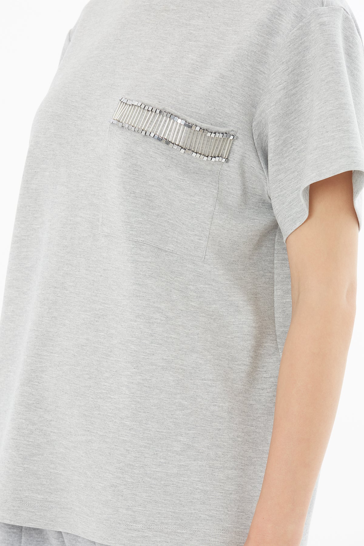 Kısa Kollu Cep Üzeri Boncuk İşlemeli Bluz