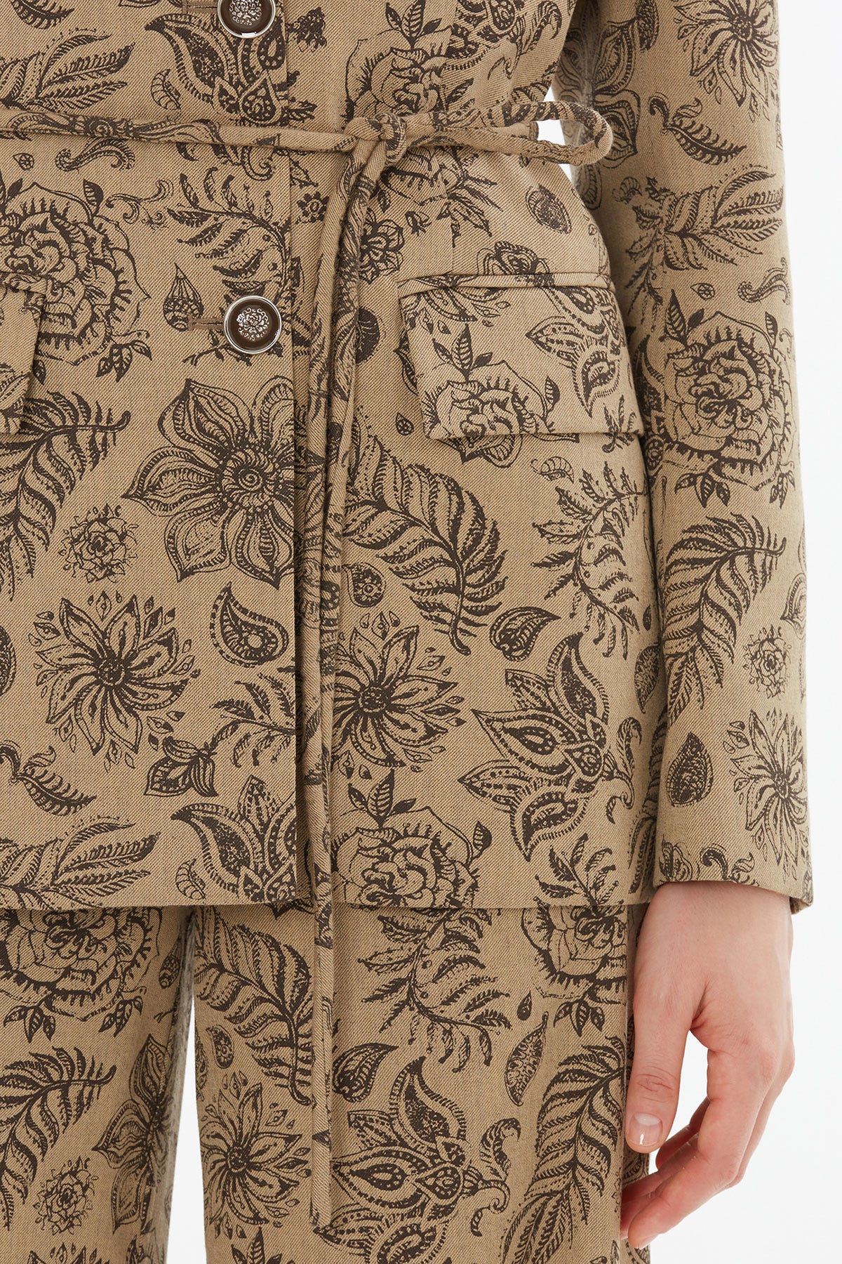 Bağlamalı Desenli Ceket Ve Pileli Pantolonlu Takım