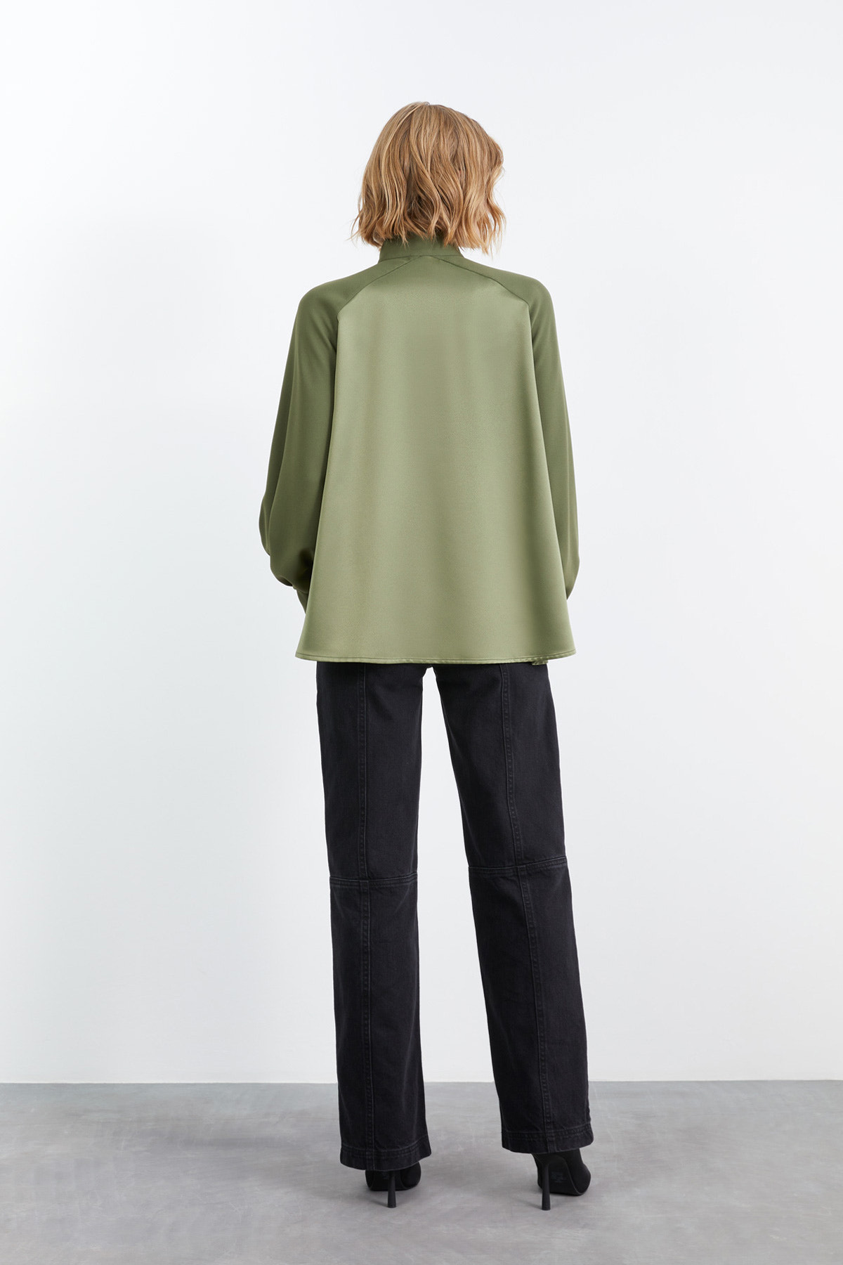 Reglan Kollu Volanlı Kontrast Kumaş Detaylı Bluz